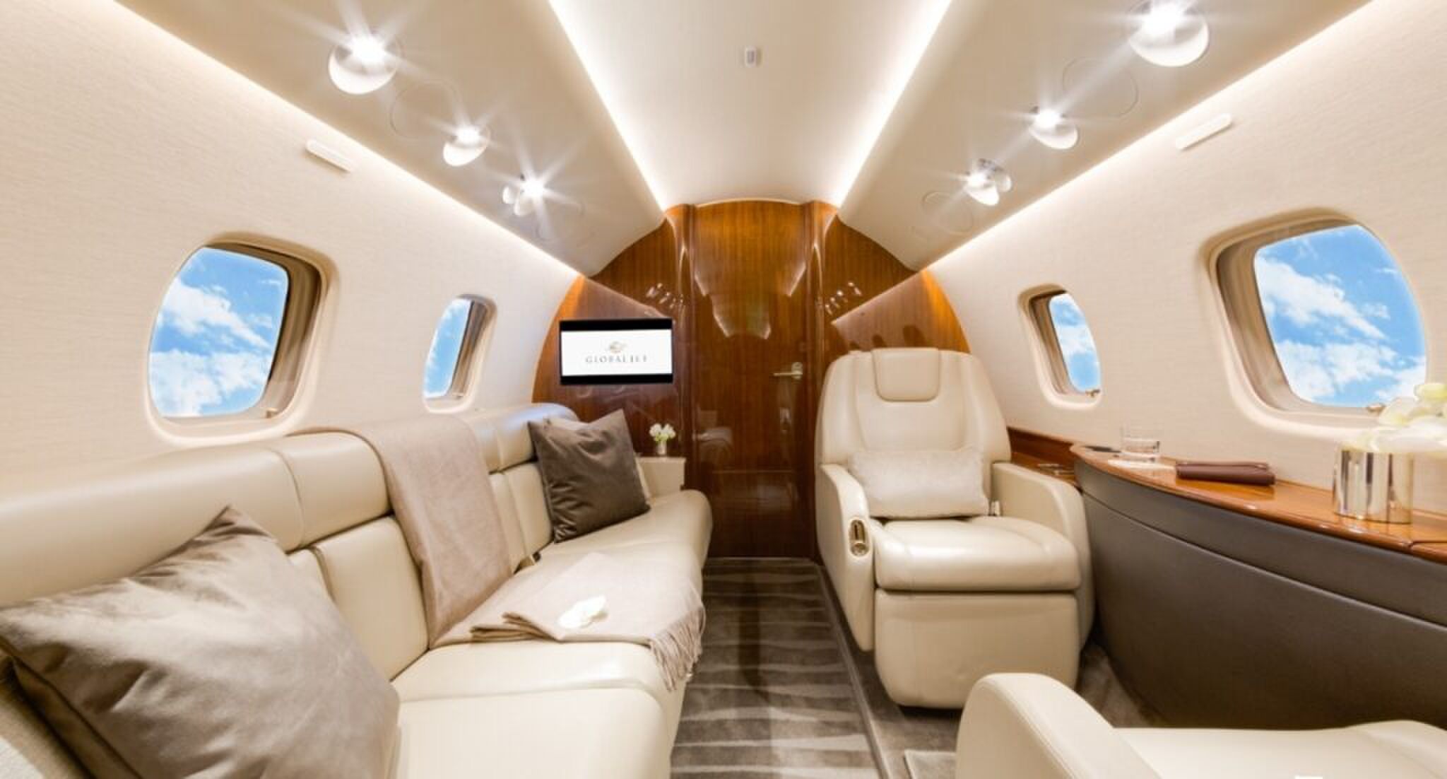 De ligbank met televisie.