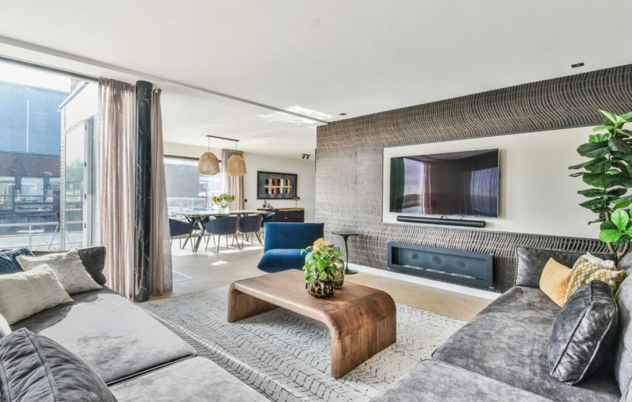 De living van de villa van Dionne Stax.