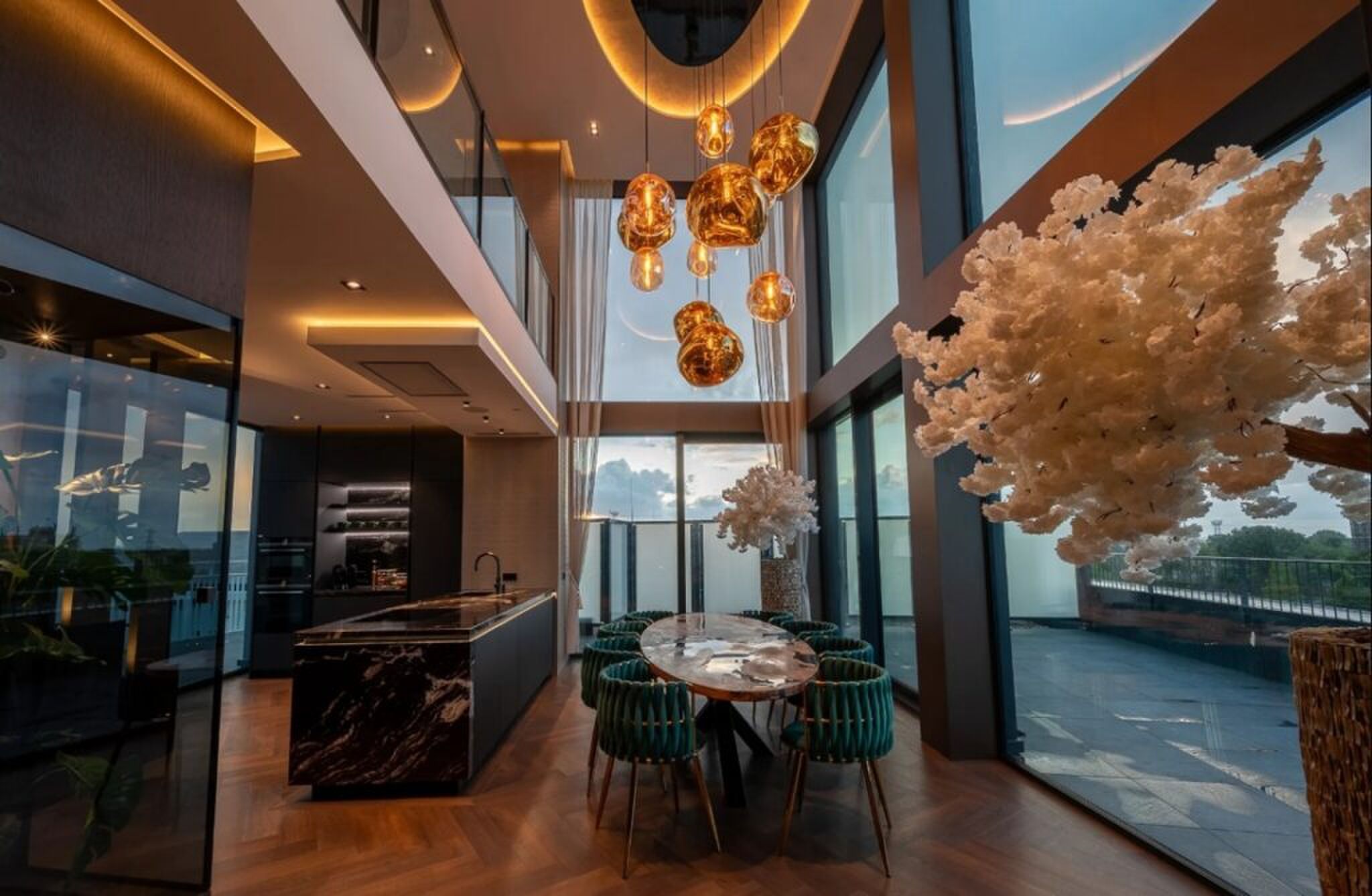 De eetkamer en keuken.