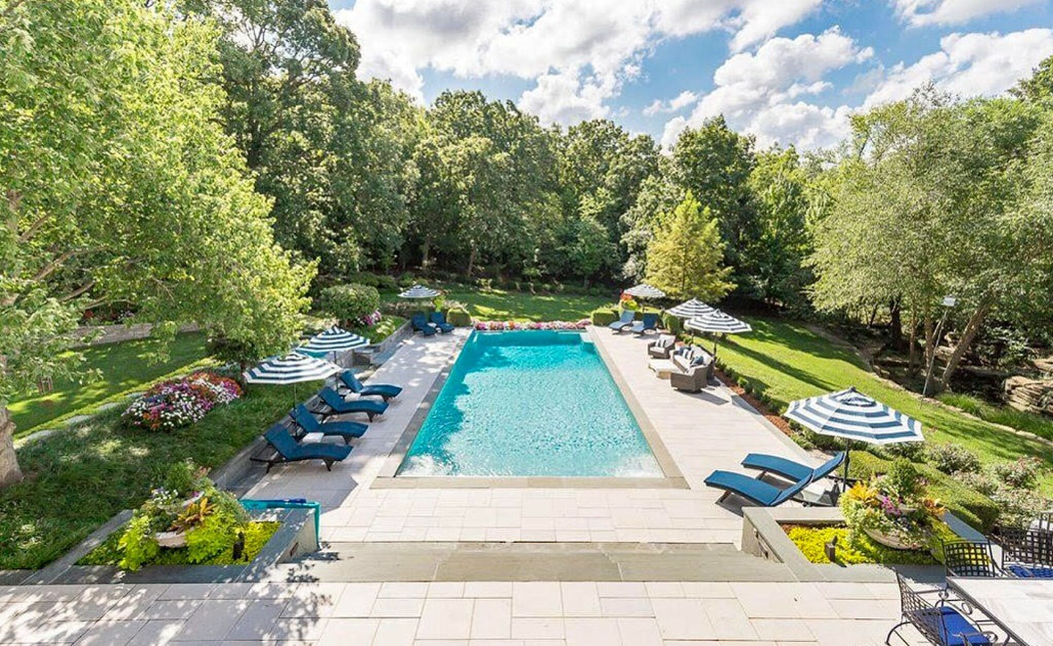 Het zwembad in de tuin van de villa van Travis Kelce.