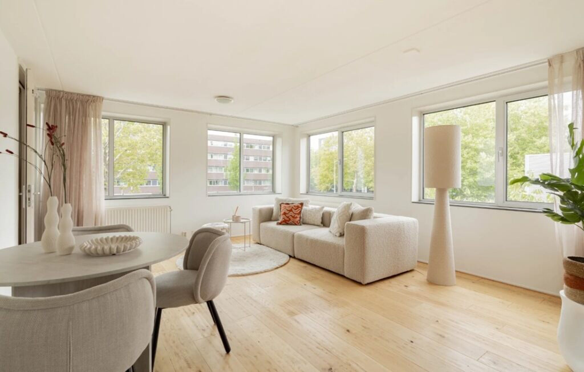 De living van de woning van Edgar Davids.