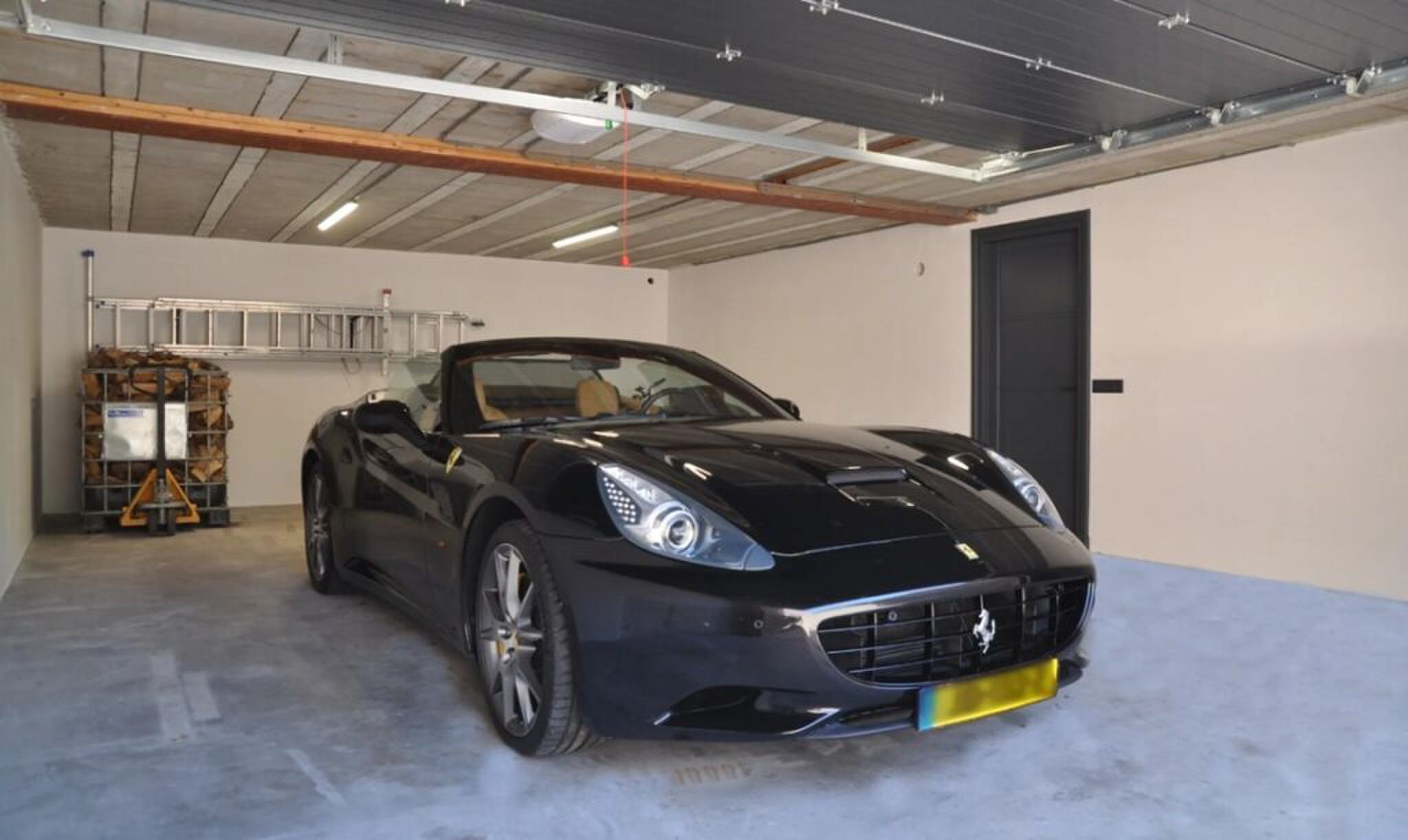 De Ferrari in de garage.