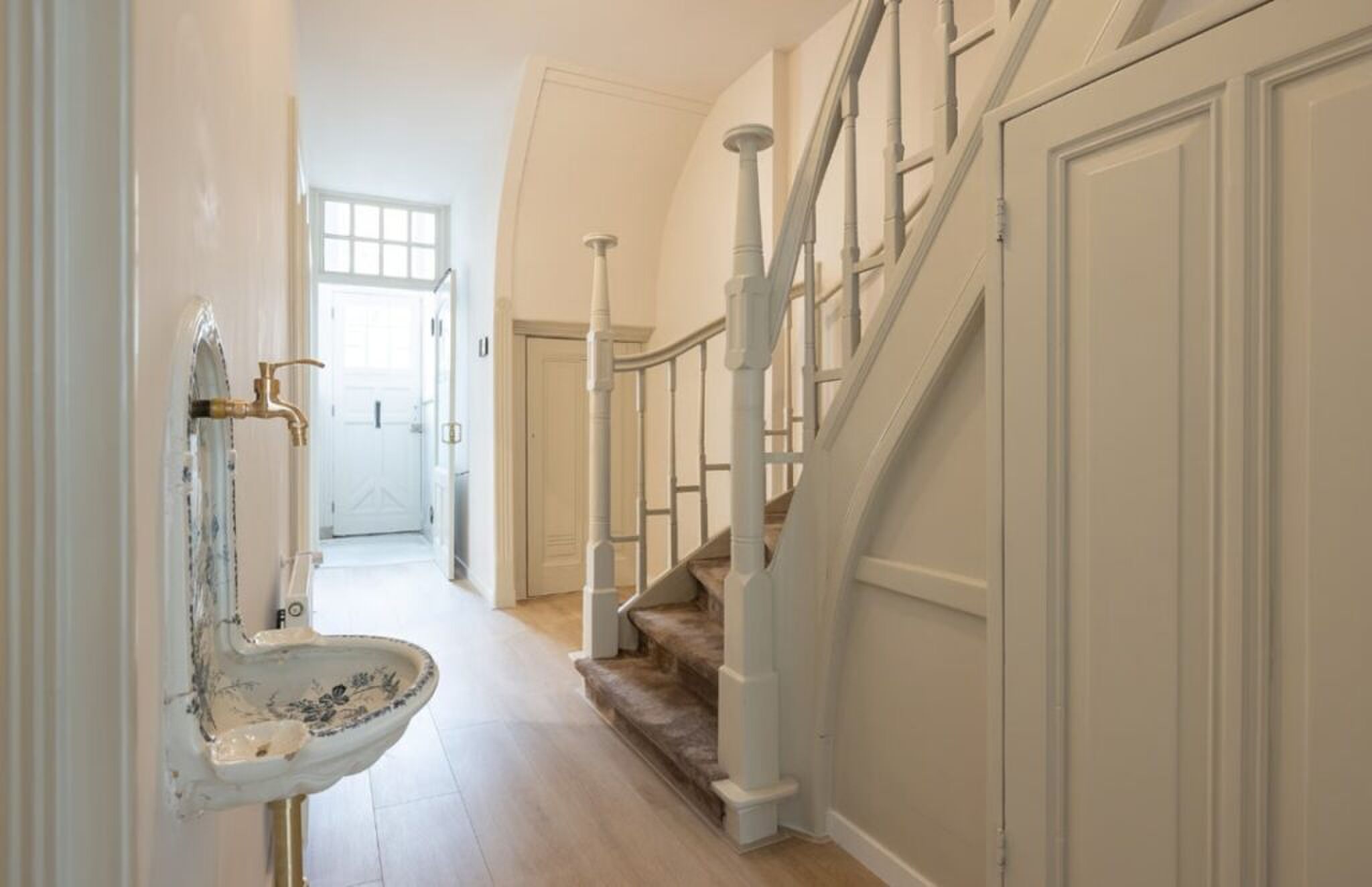 De gang met fontein.