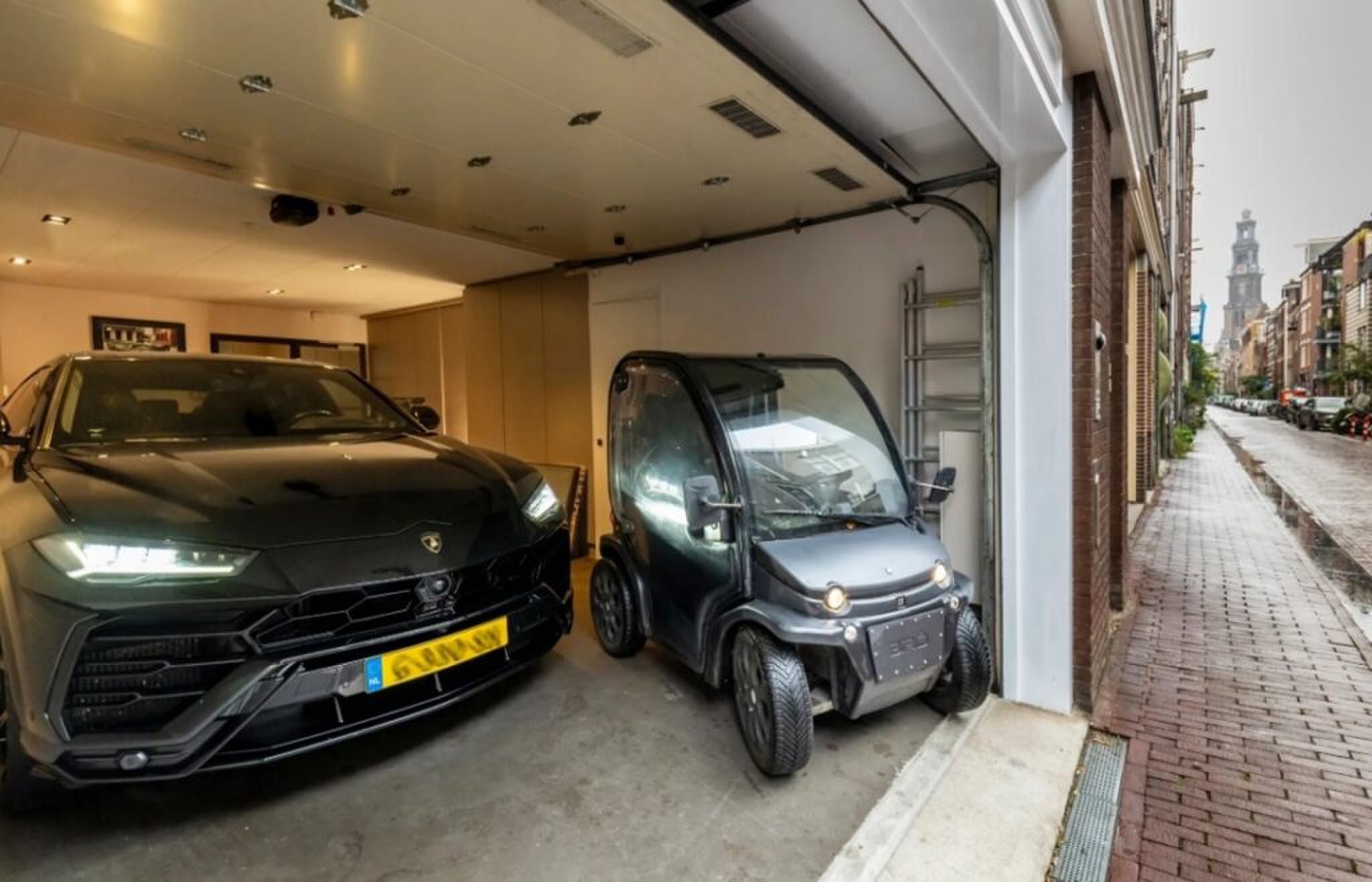 De inpandige garage. 