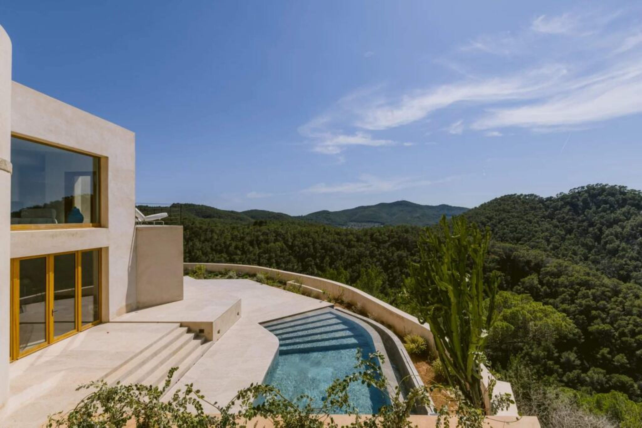 De buitenruimte van de luxe villa op Ibiza.