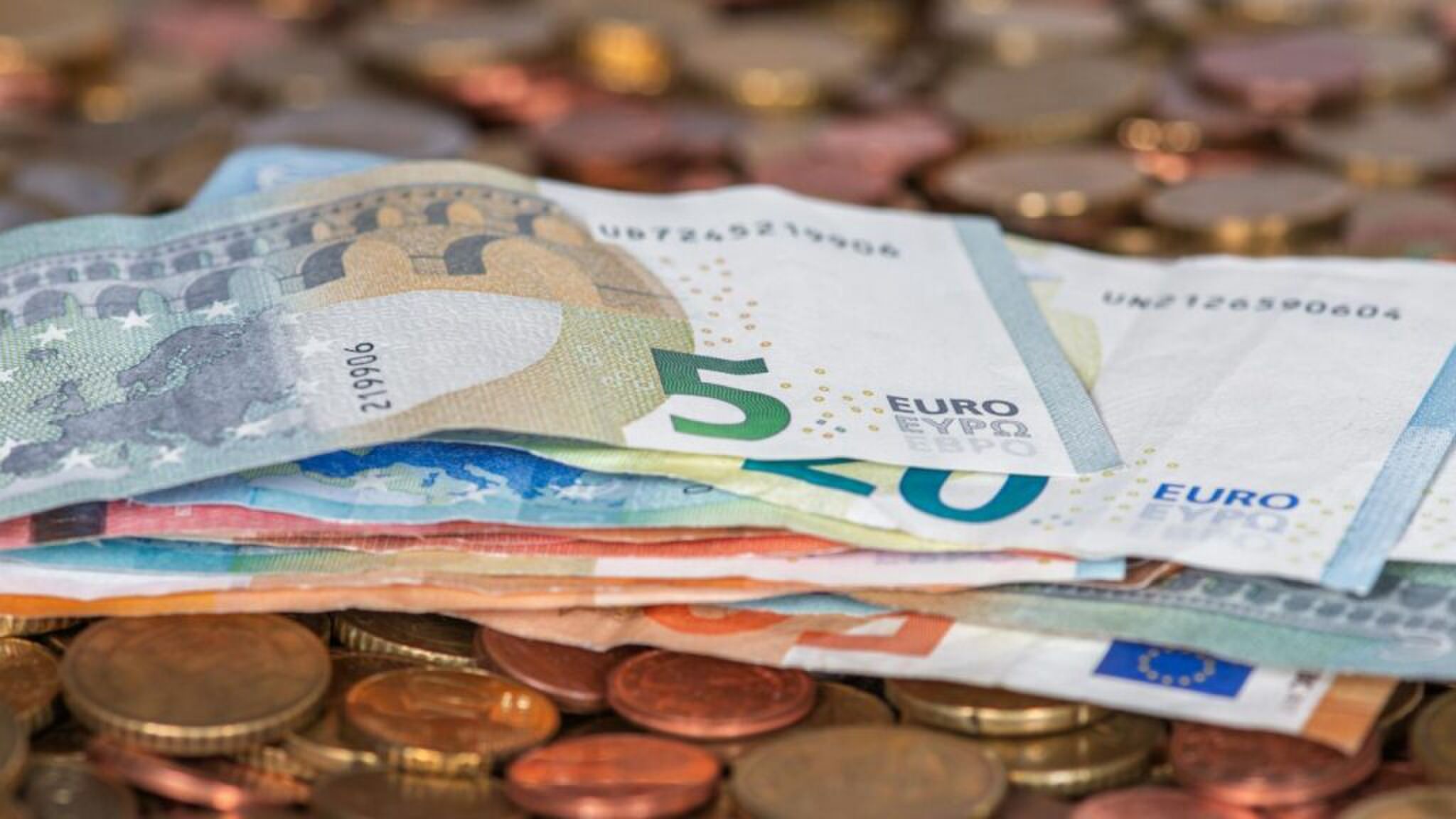 Geld, wat werkgevers hun personeel steeds meer moeten betalen.