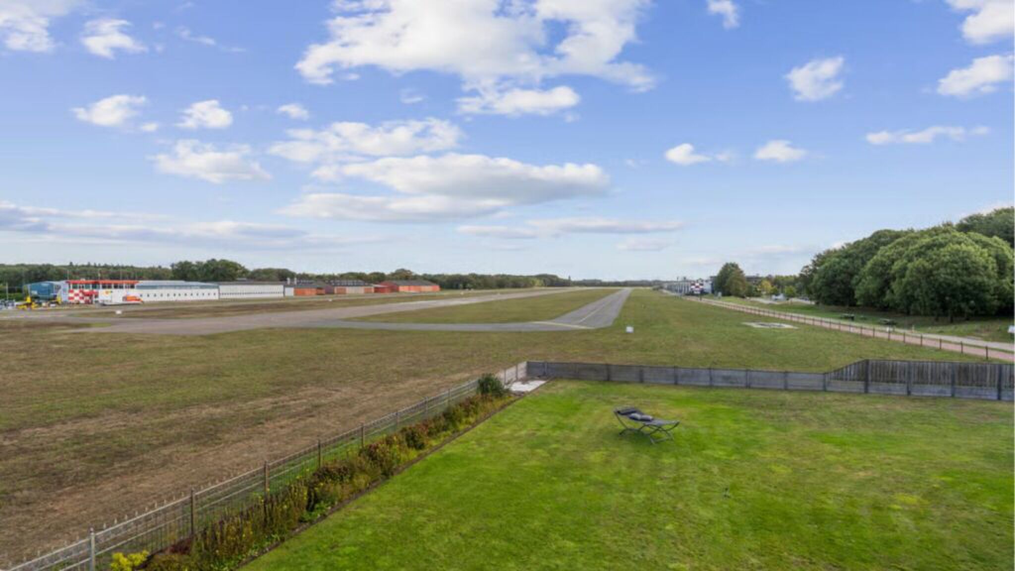 Uitzicht op landingsbanen van een vliegveld