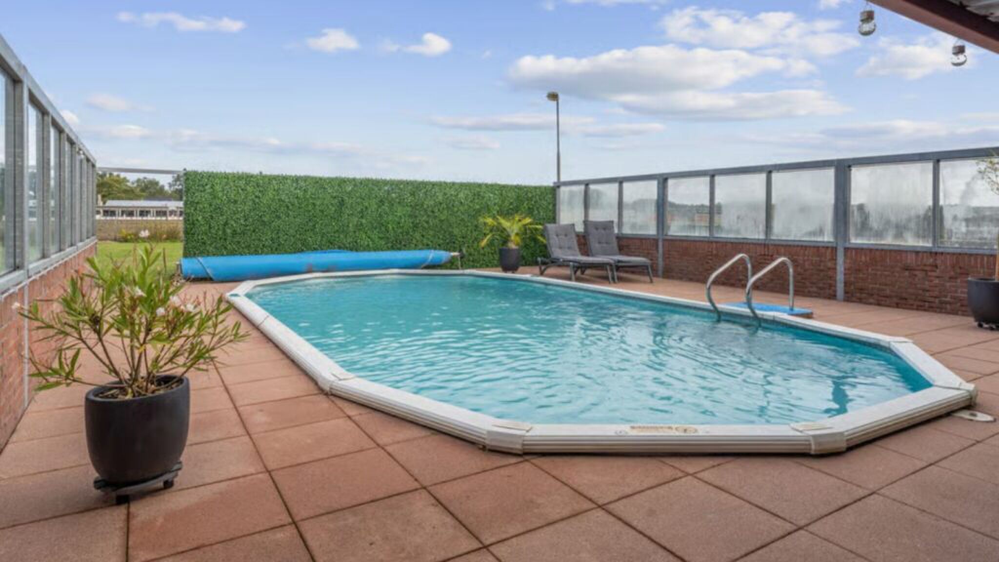 Verwarmd zwembad bij een woning vlakbij Breda