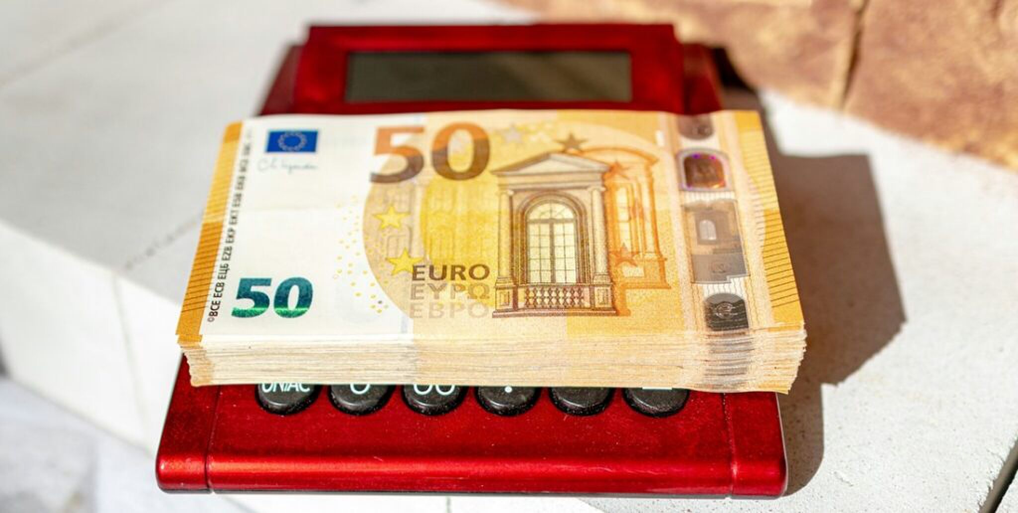 Cashgeld op een rekenmachine.