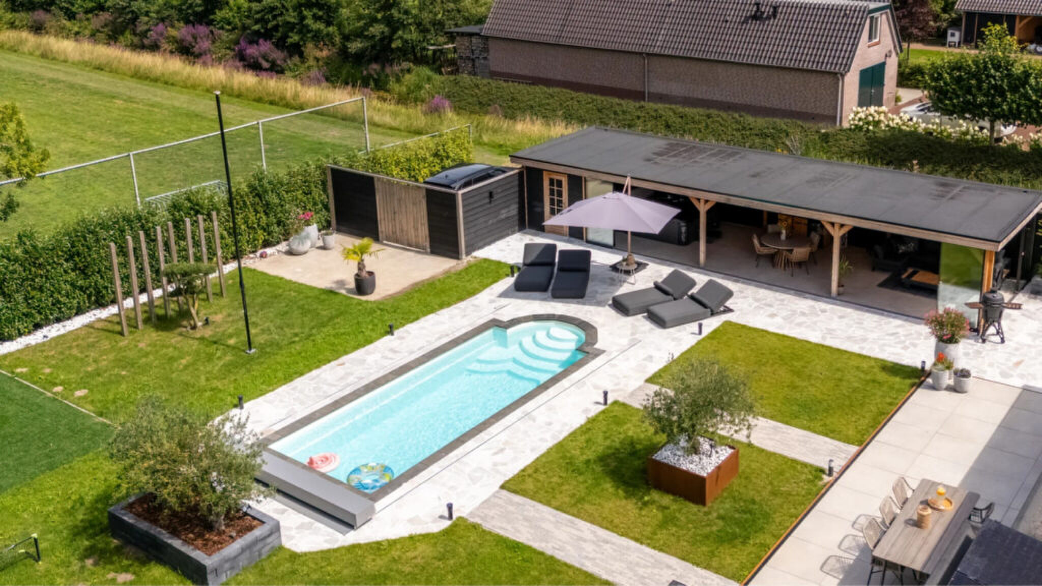 De achtertuin van de villa van Luciano Valente.