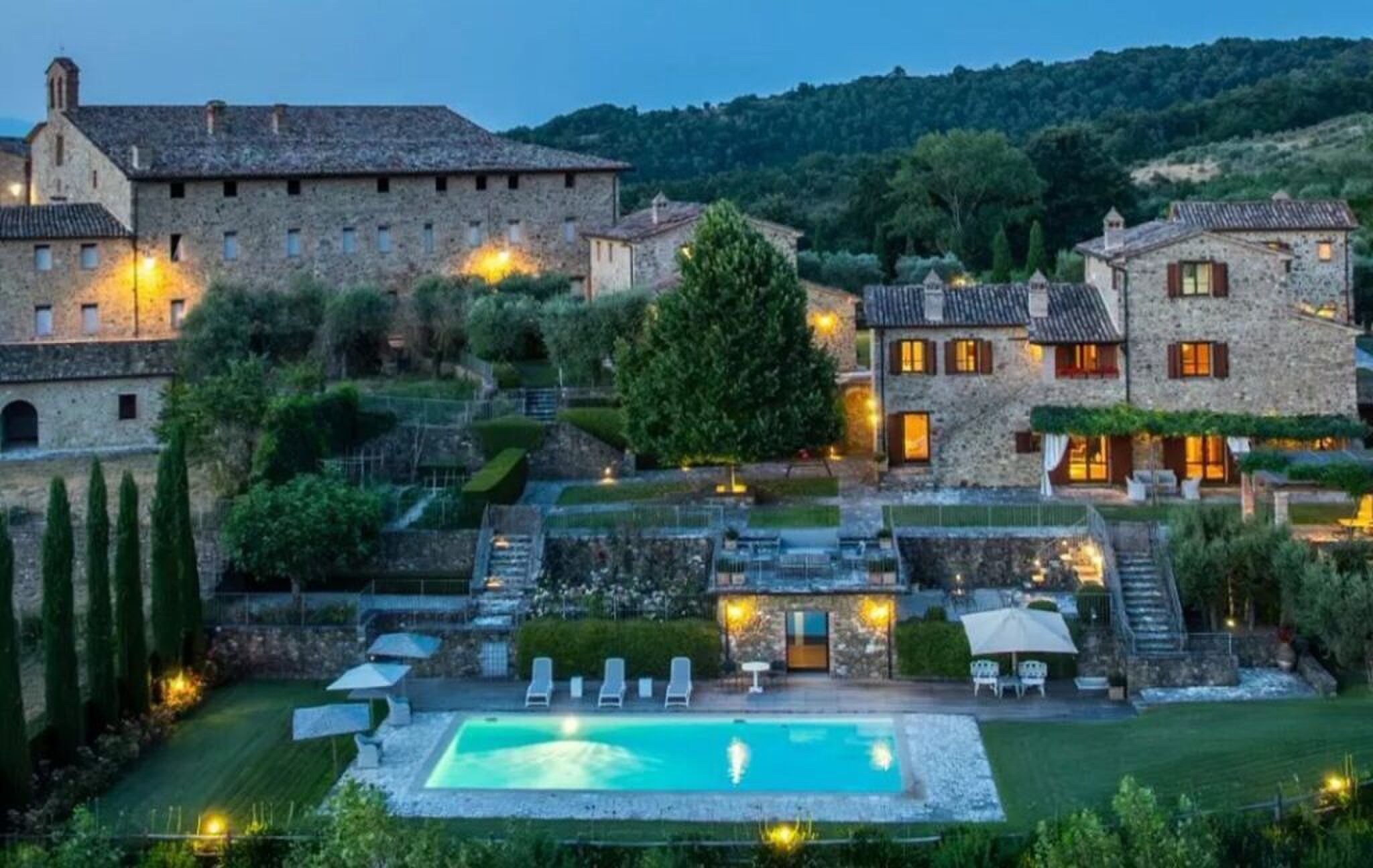 Het zwembad en een paar huisjes.