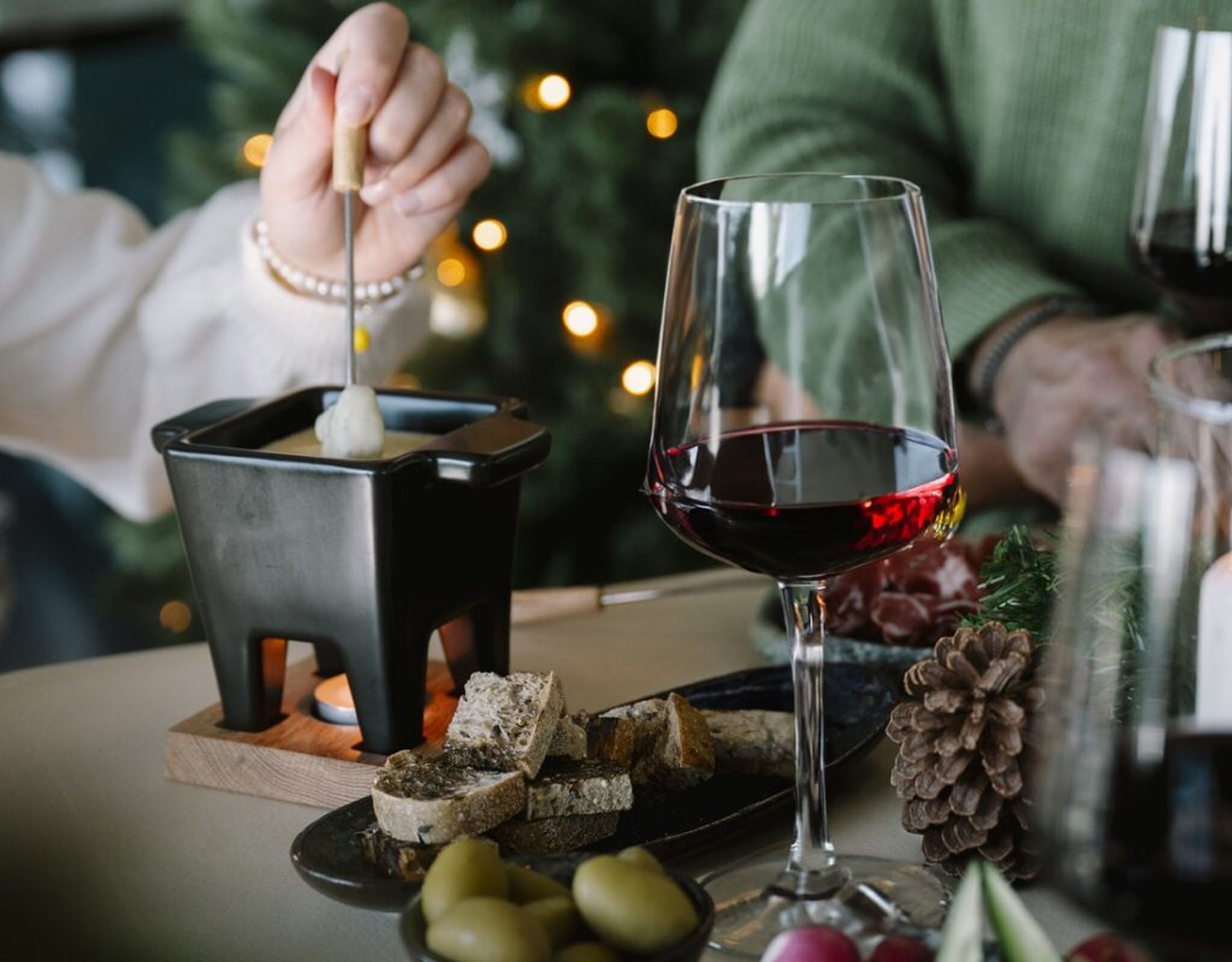 Een kaasfondue die in de rooftopbar te verkrijgen is tijdens de winter.