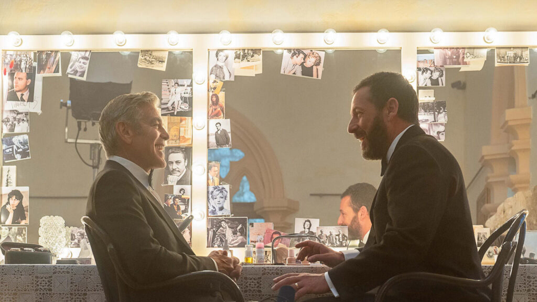 Nieuwe Netflix-film met George Clooney en Adam Sandler valt zéér goed in de smaak