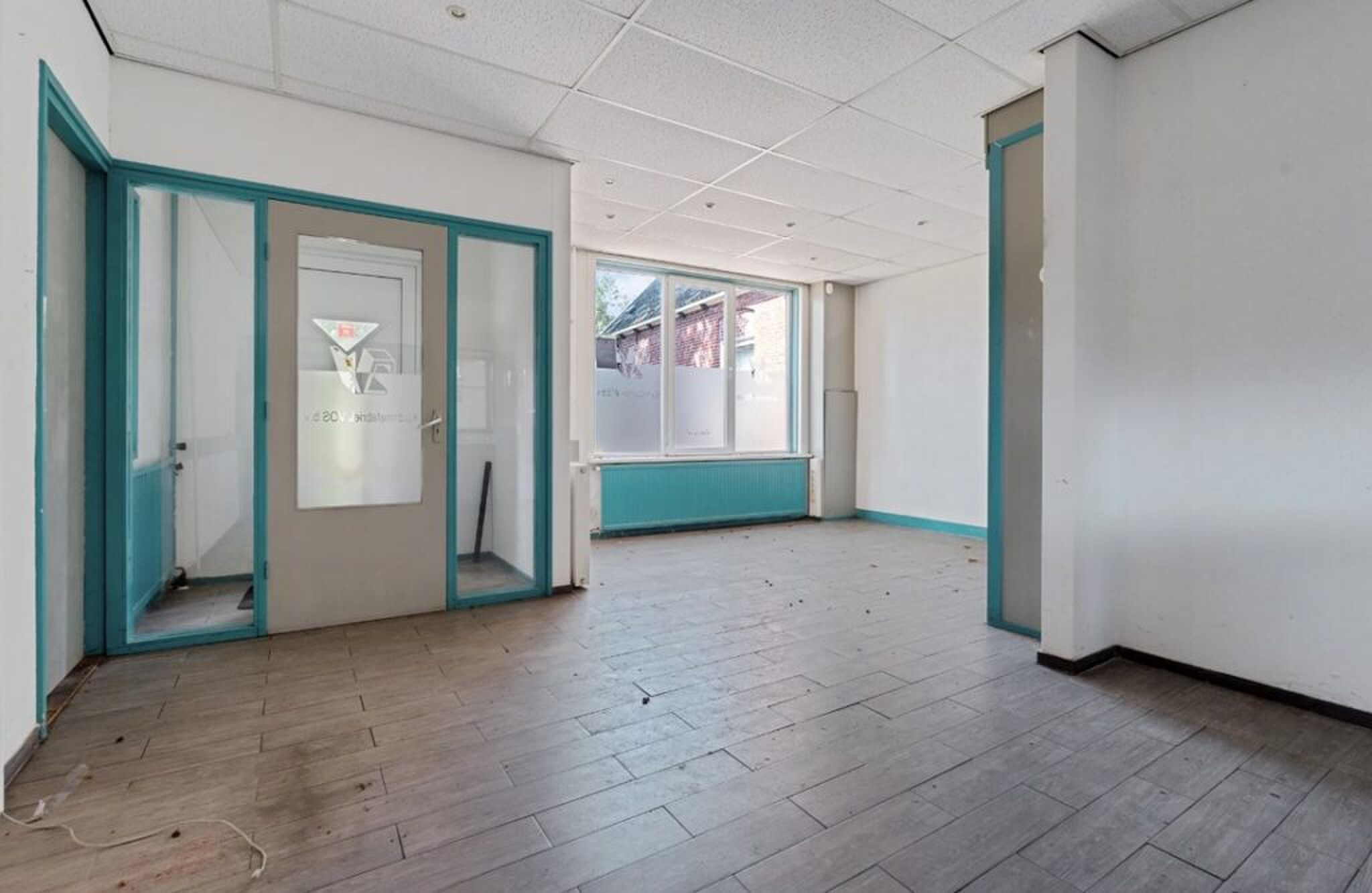 De entree van de machinefabriek die op Funda staat.