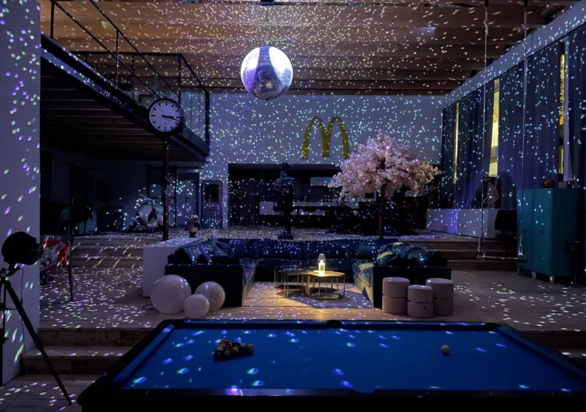 De living van de Airbnb in Duitsland.