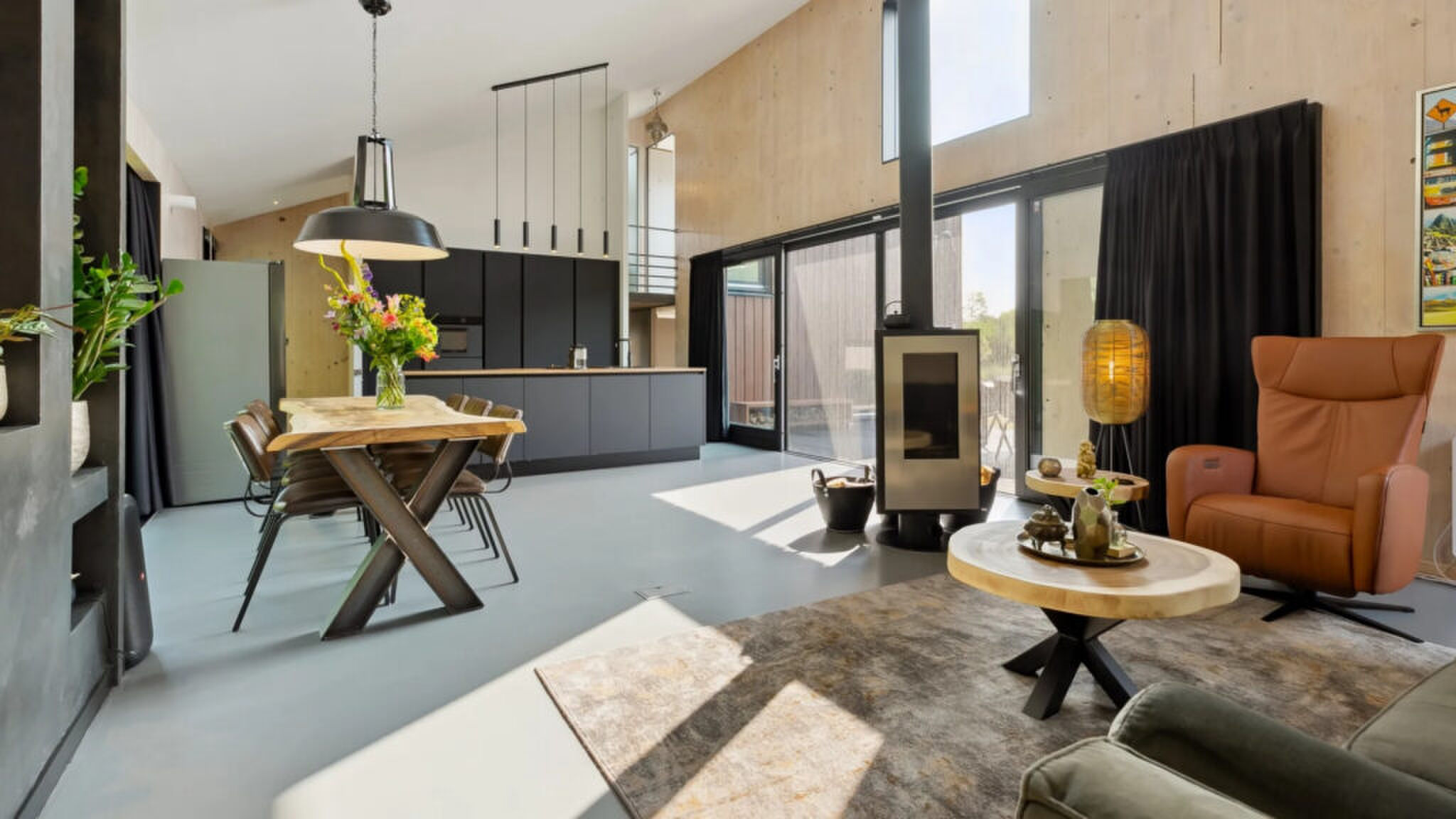 De woonkamer en keuken van de woning van Raymond Mens.