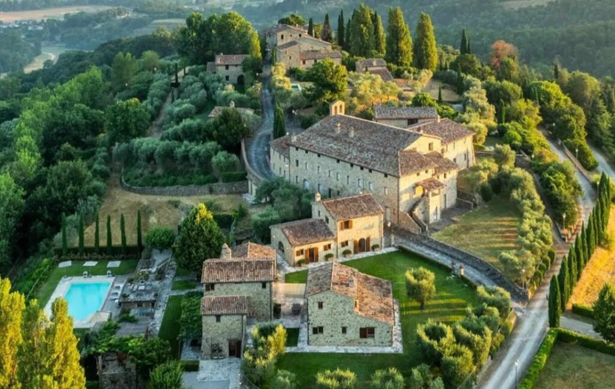 Een Italiaans dorp dat te koop staat.