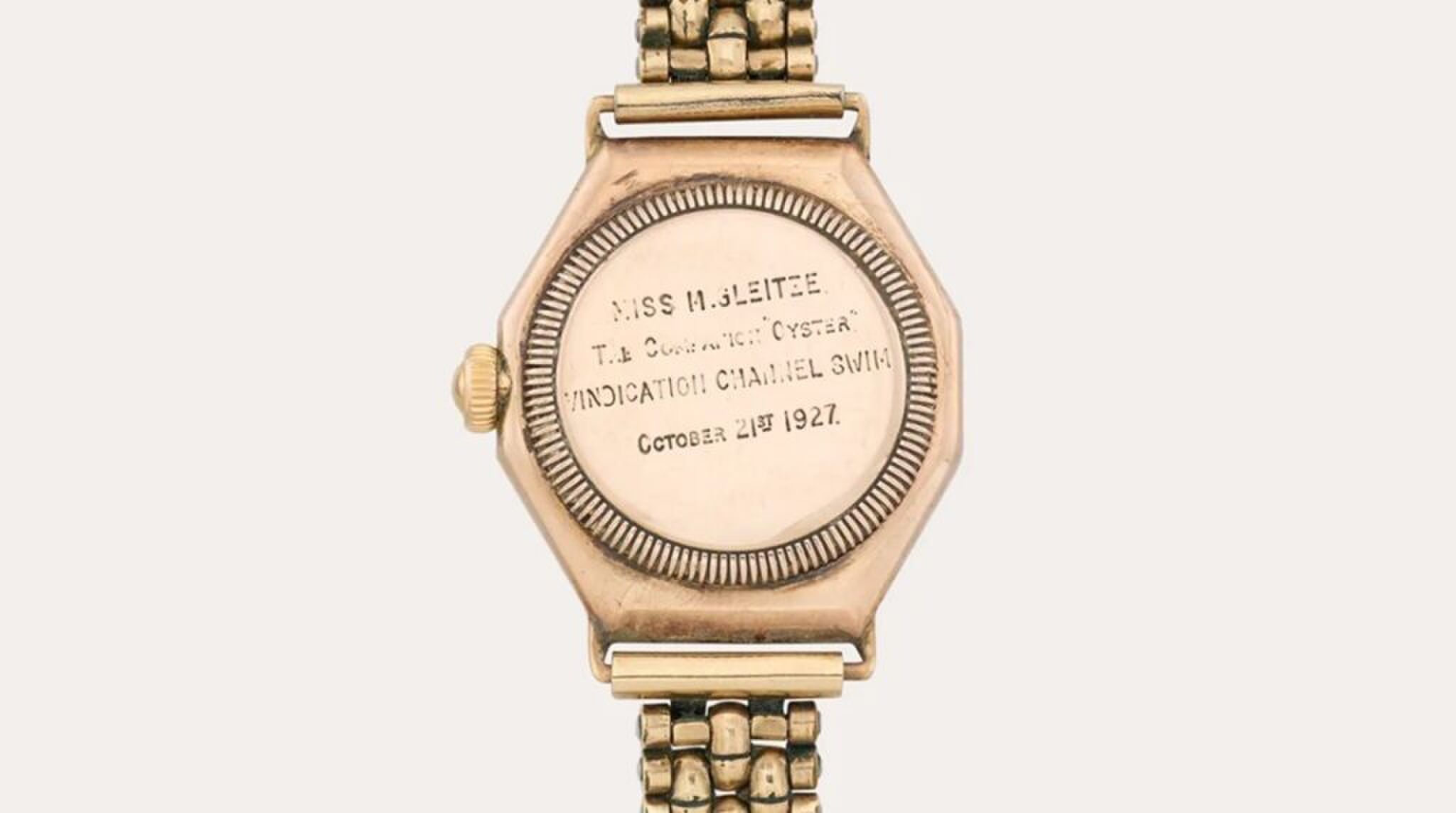 De graveringen op de achterzijde van de kast.