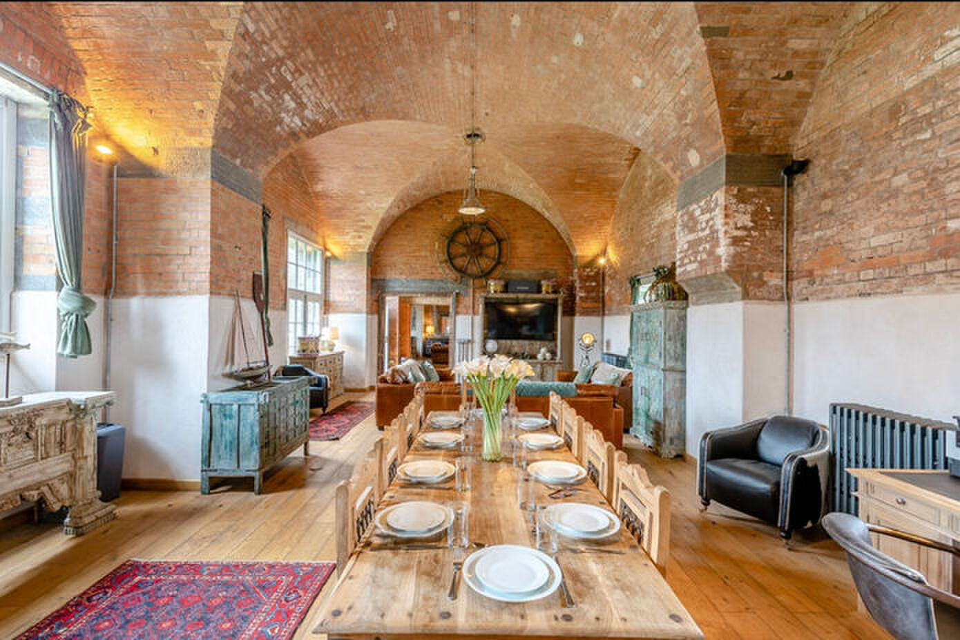 Een eettafel van Thorne Island