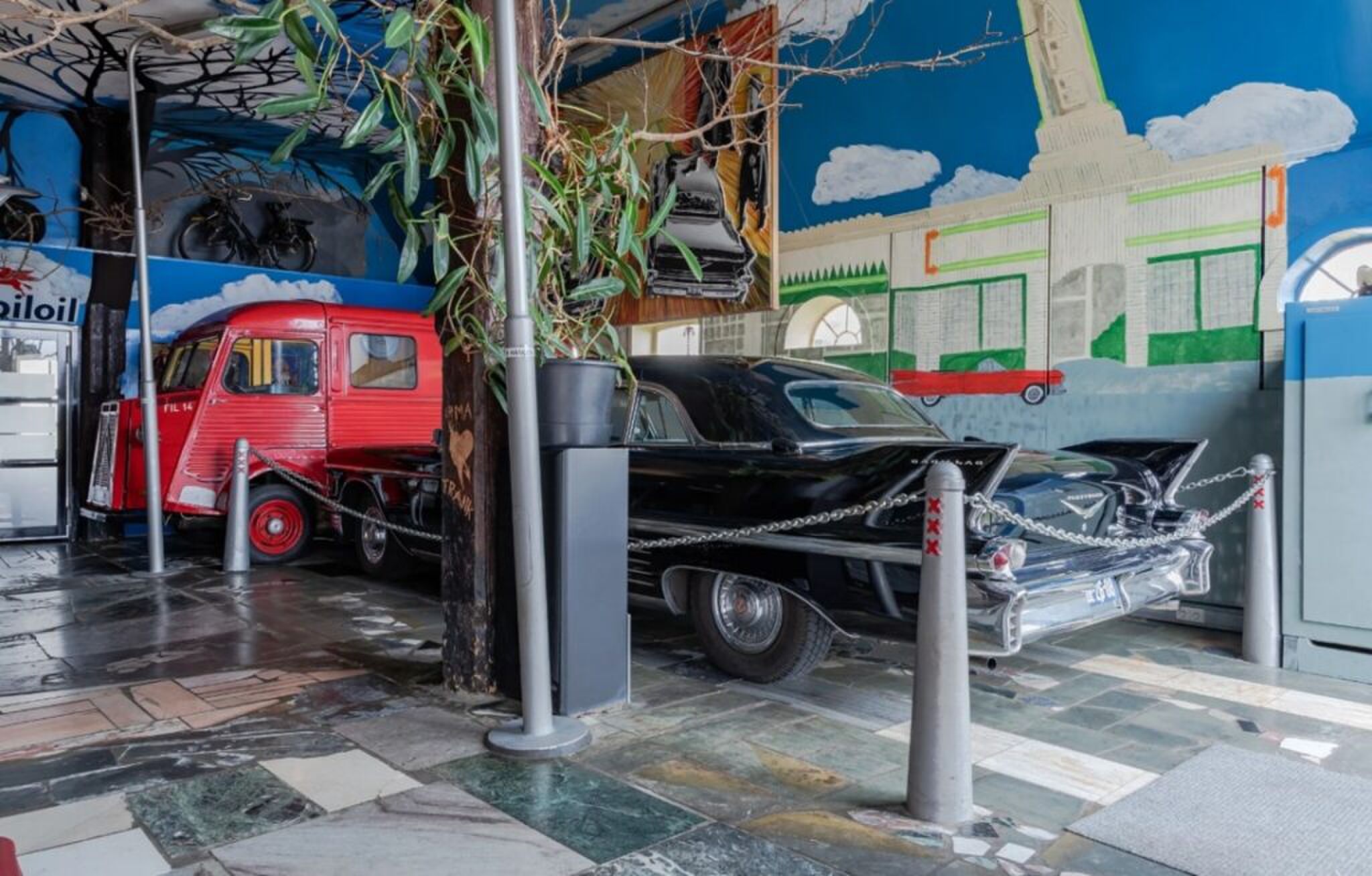 Een auto aan de binnenzijde van het pand.