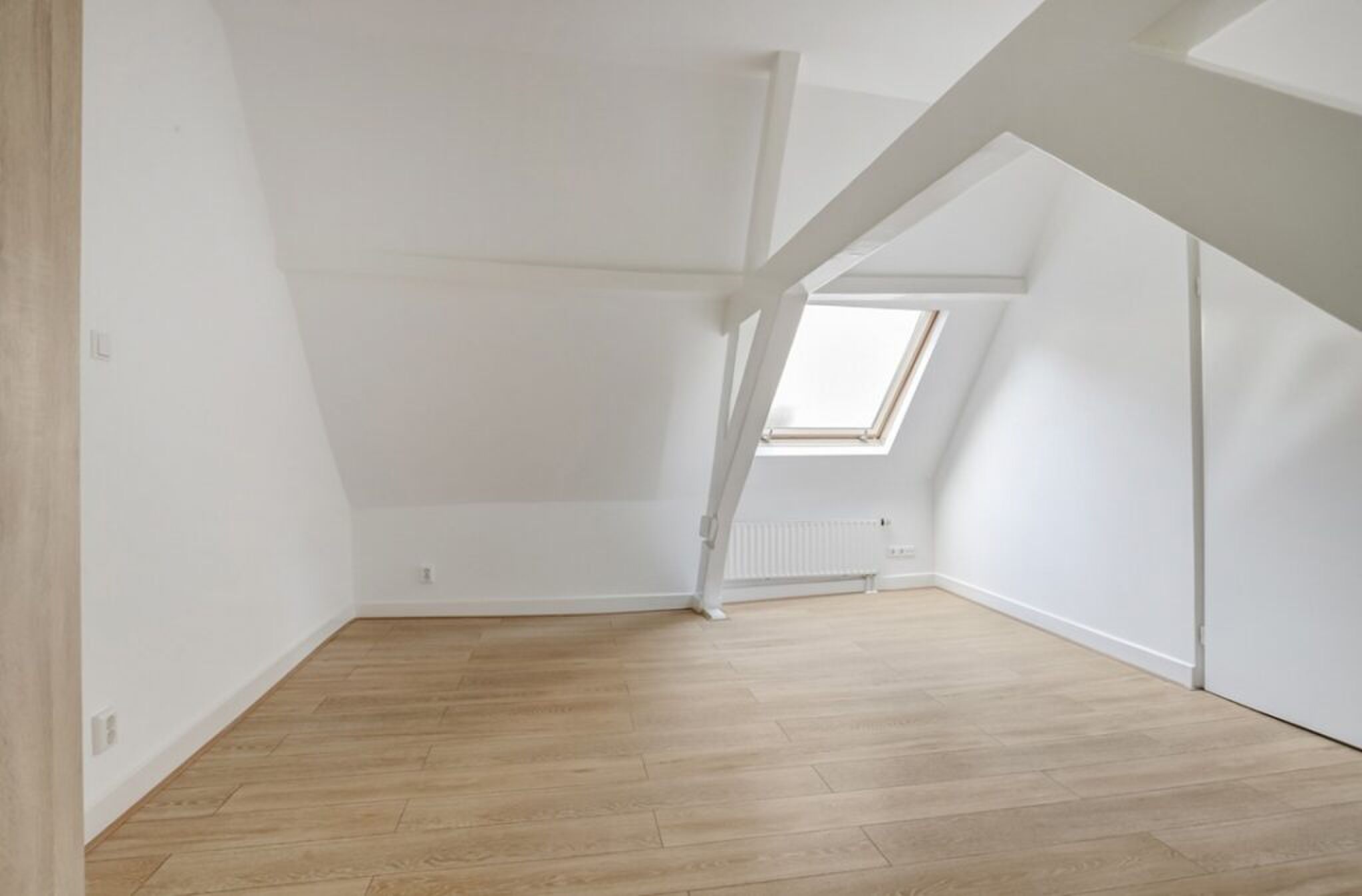 Een van de vertrekken met een schuin dak.