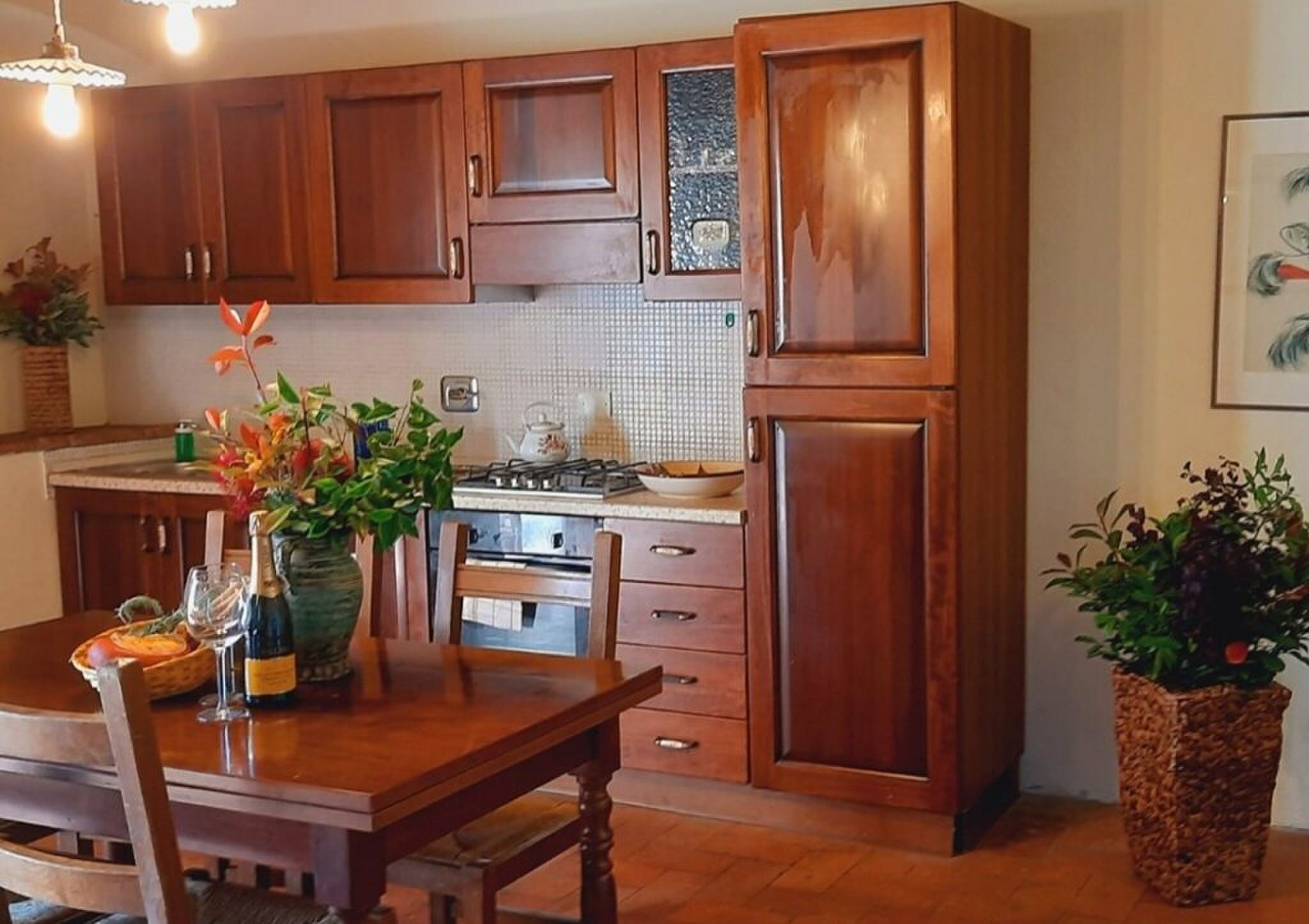 De eetkamer en keuken.