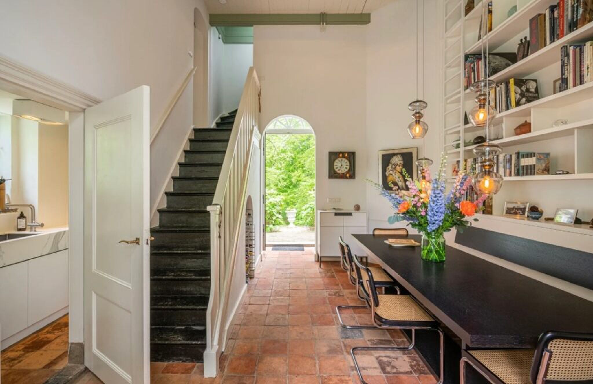 De entree en eetkamer.