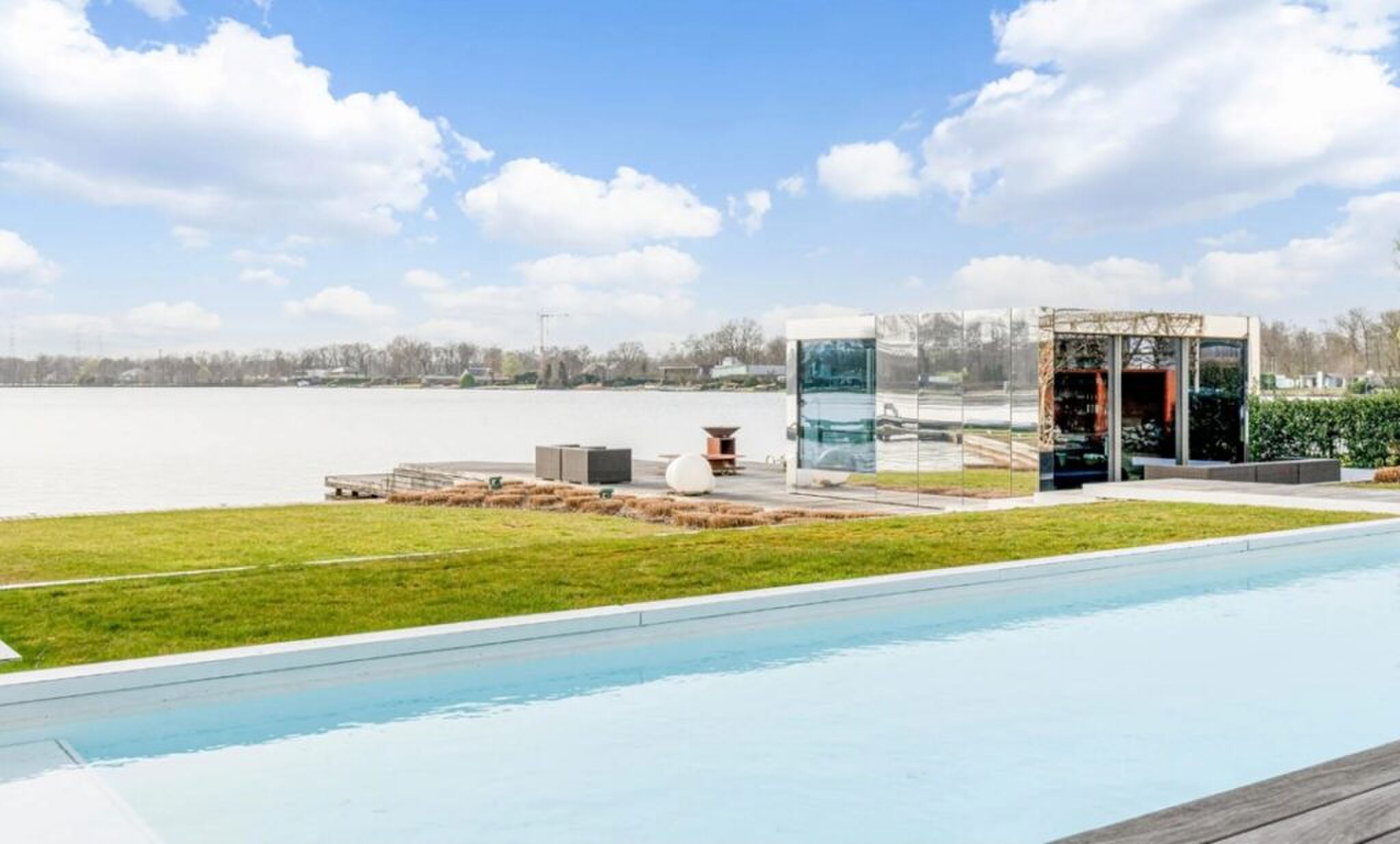 De achtertuin van de Funda-woning in België.