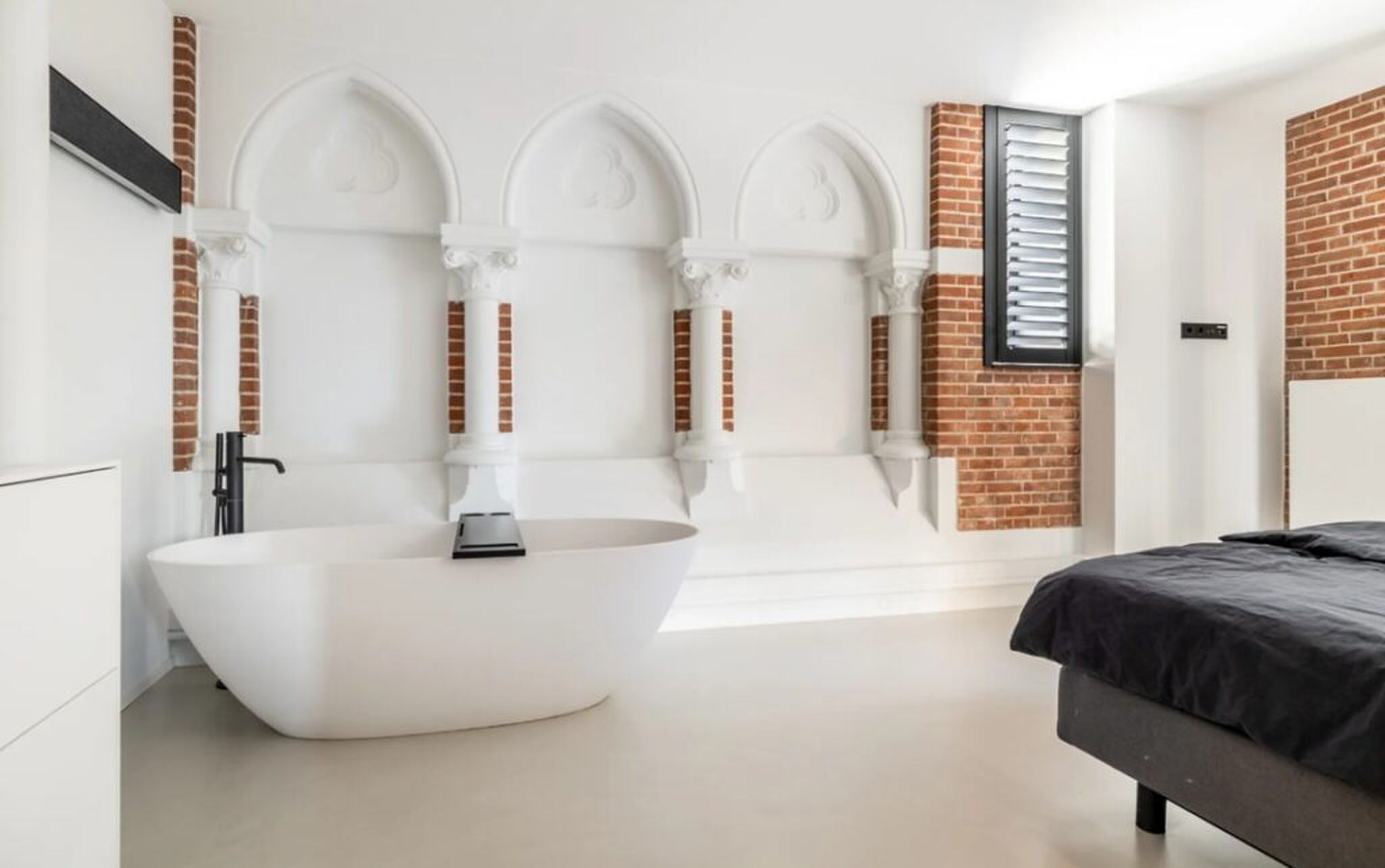 De mastersuite met badkuip.