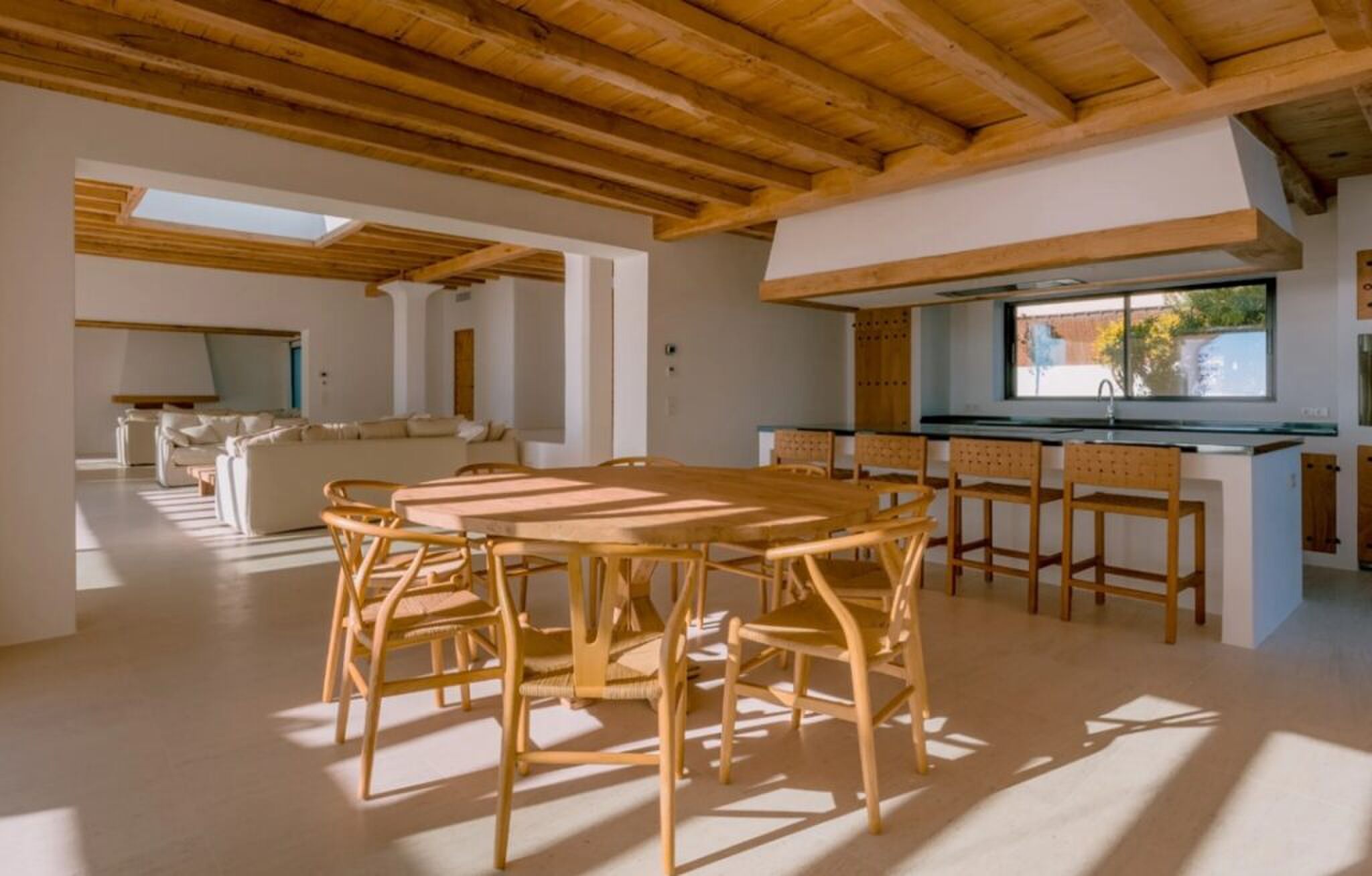 De eetkamer en keuken.