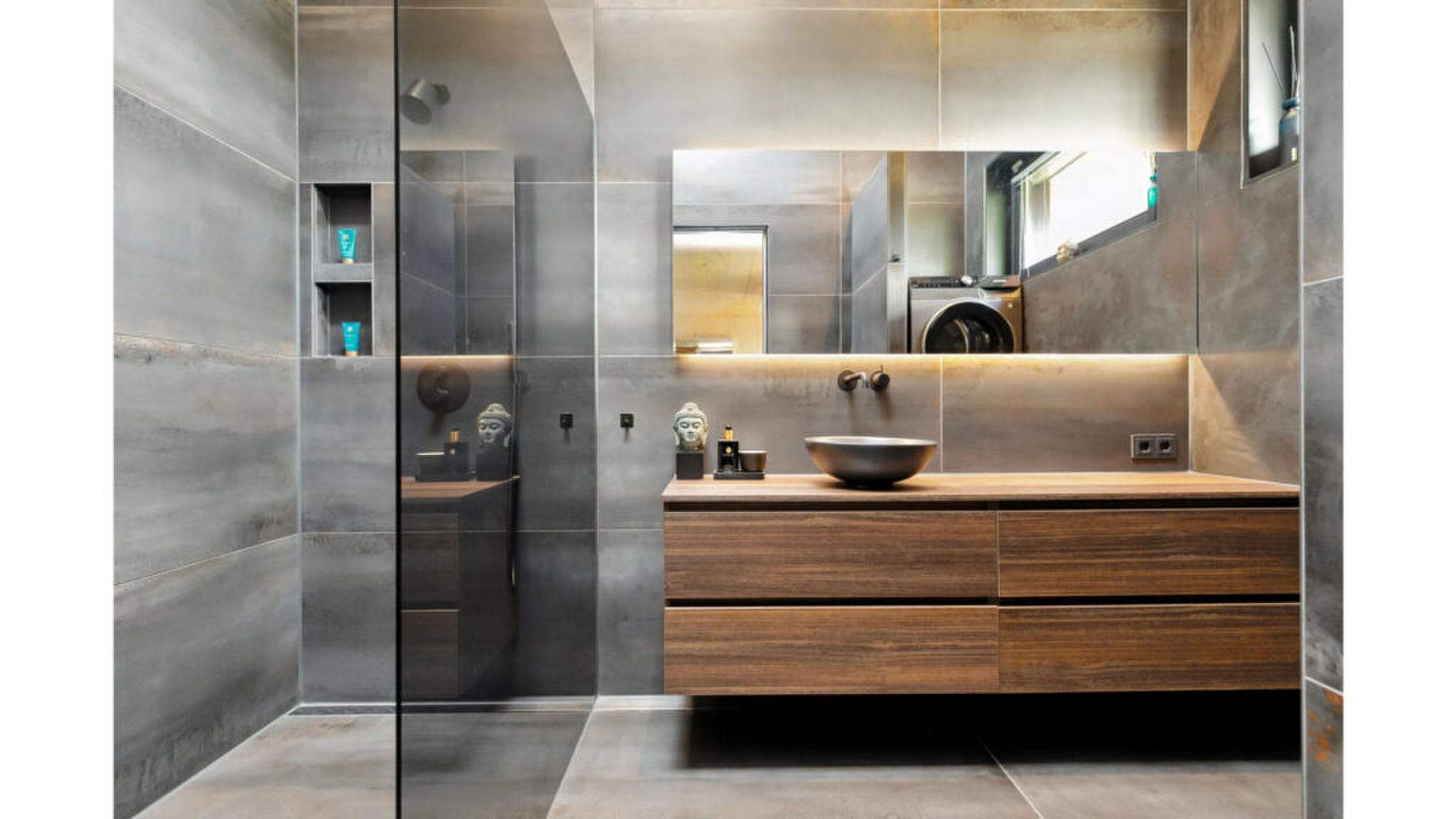 De gerenoveerde badkamer.