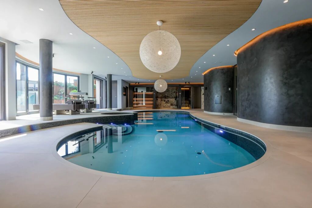 Binnenzwembad van een woning op Funda