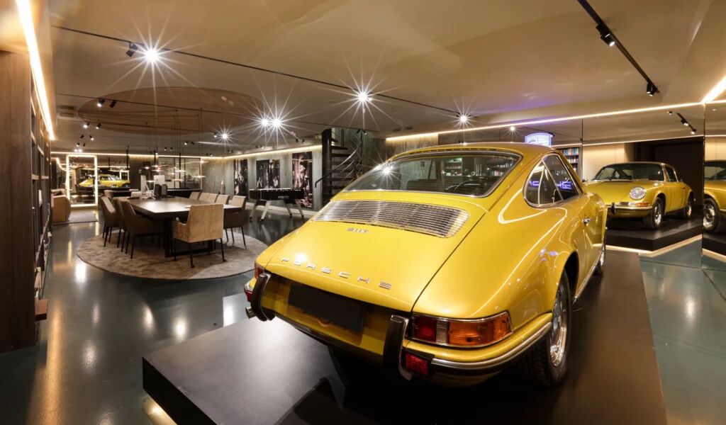 Mancave van een woning met een Porsche