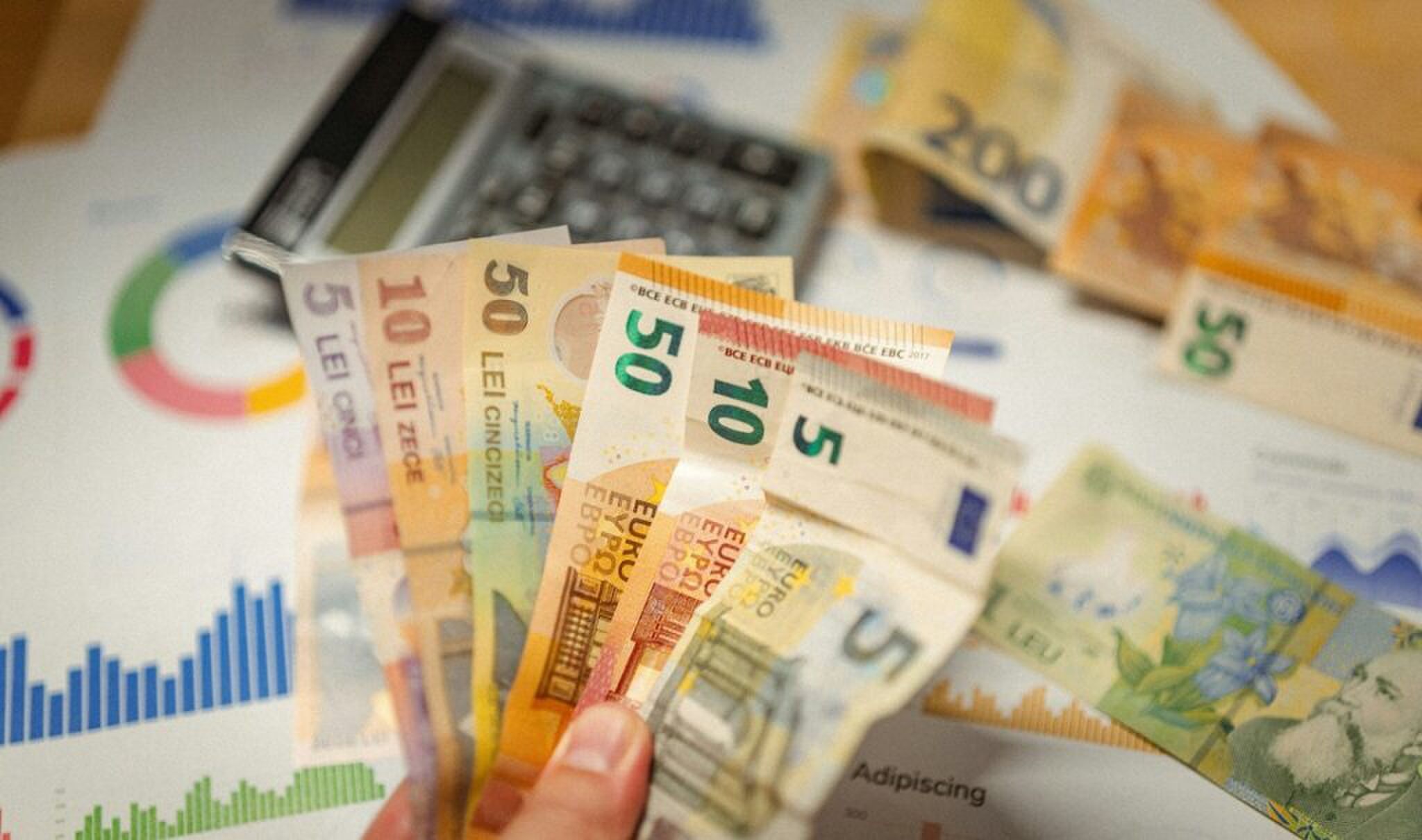 Cashgeld en een rekenmachine.