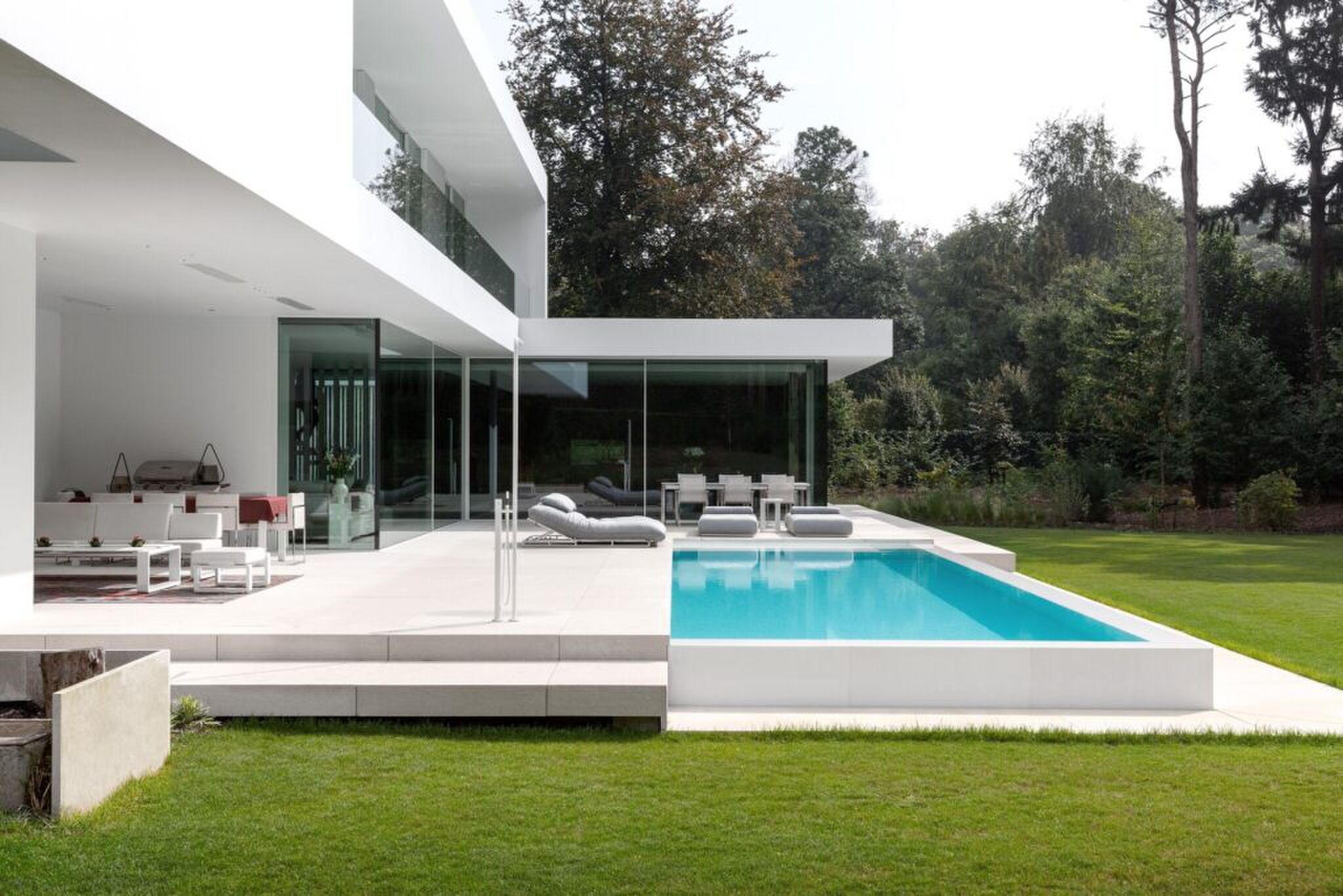 Het buitenzwembad en luxe terras.