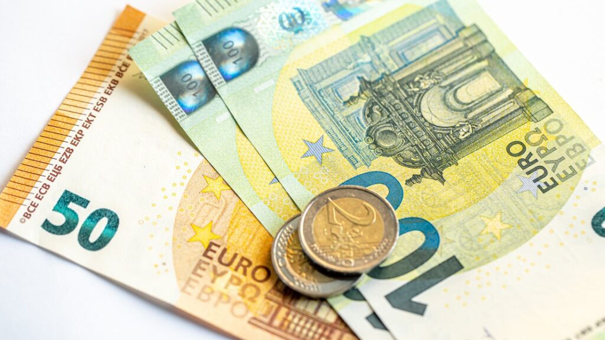 Cashgeld, zowel munten als briefjes.