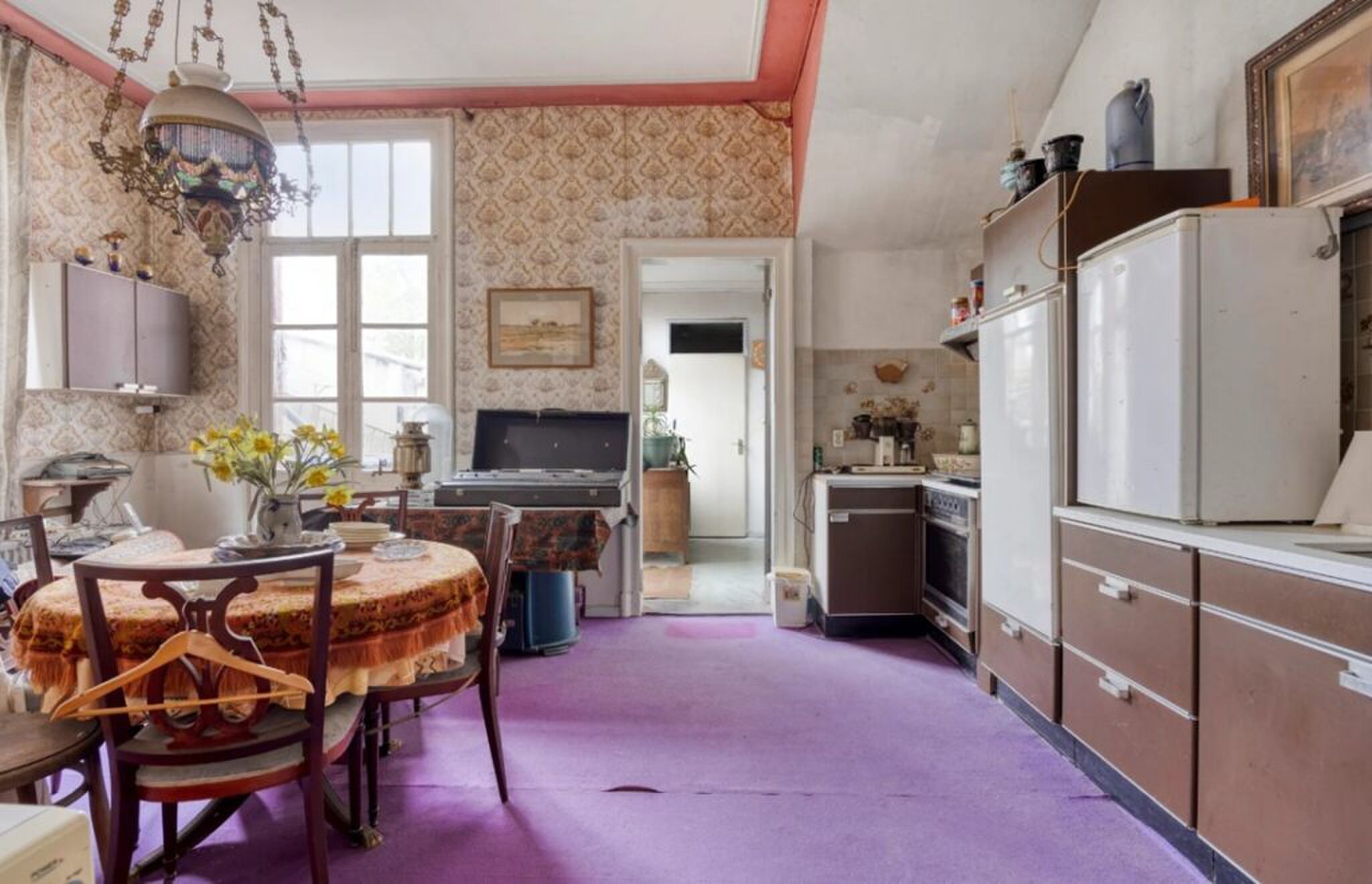 De eetruimte en keuken.