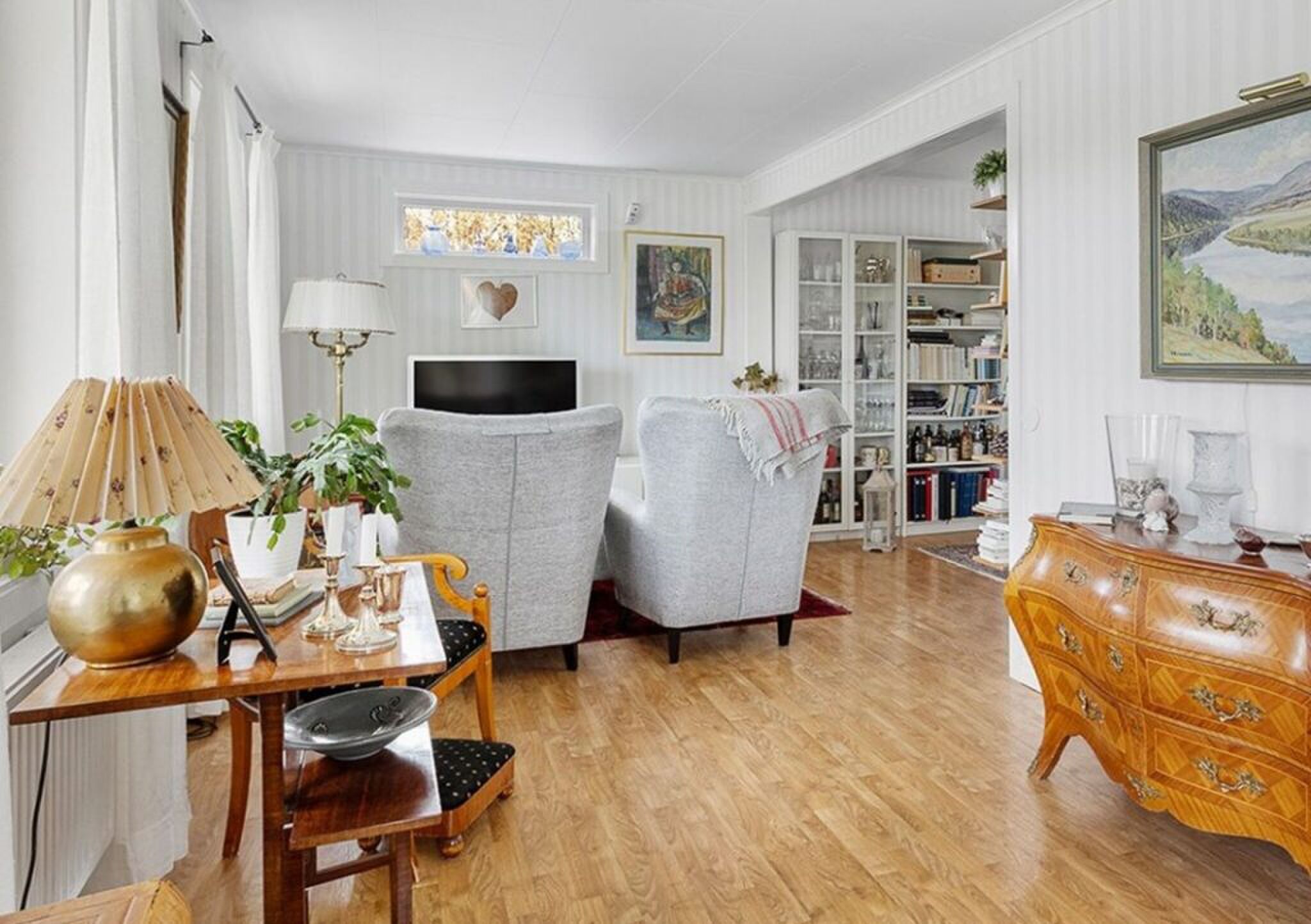 De extra zitkamer met televisie.