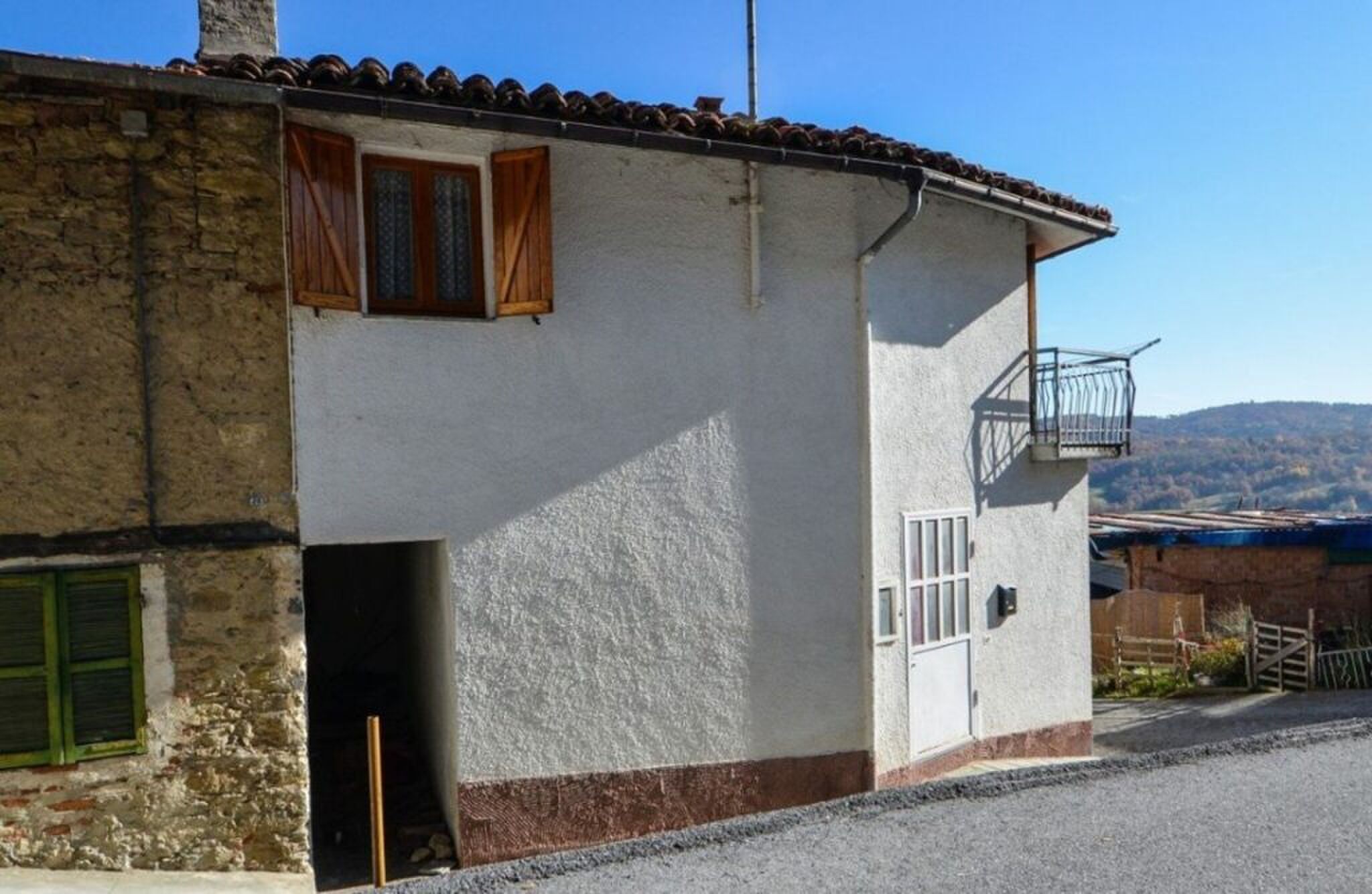 De zijkant van de woning in het Italiaanse dorp.