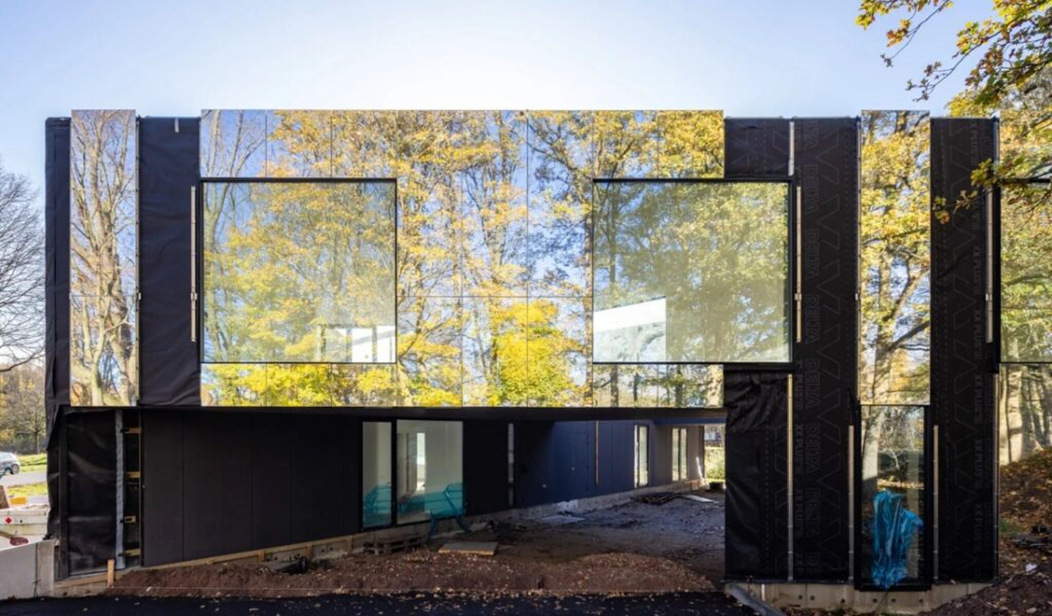 De spiegelende buitenzijde.