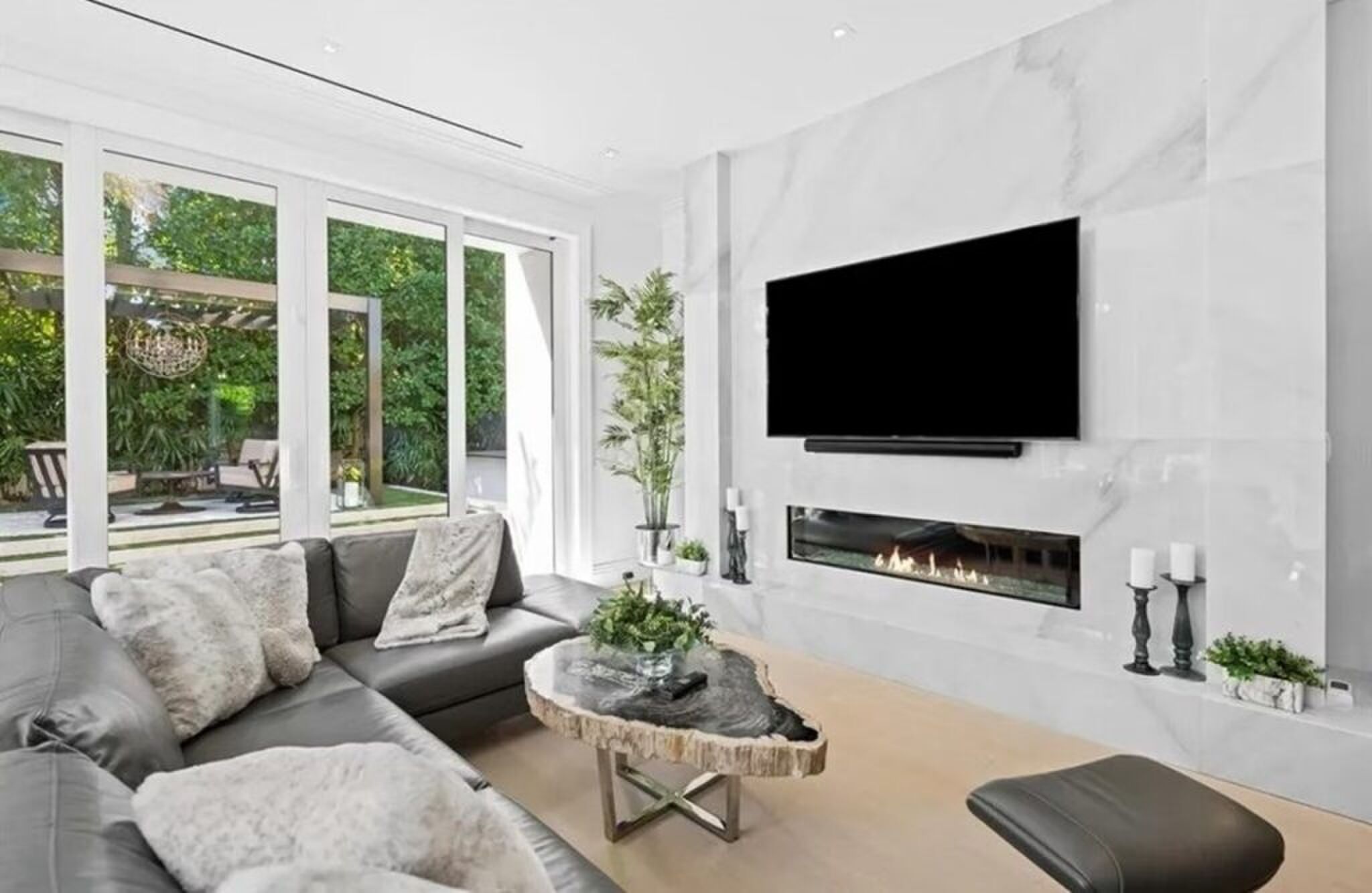 De living van de villa naast die van Donald Trump.