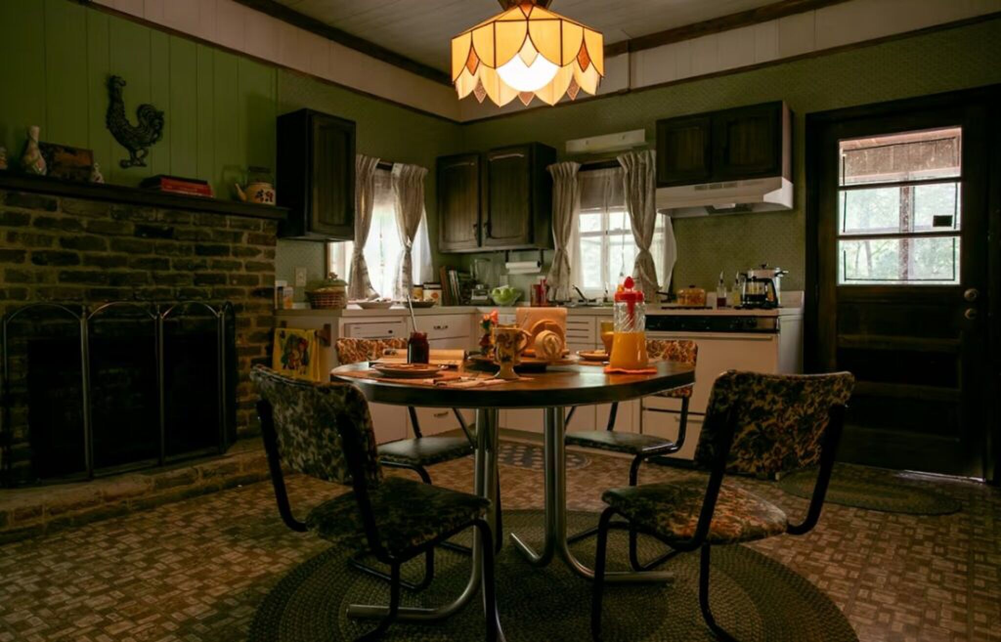 De eetkamer en keuken.