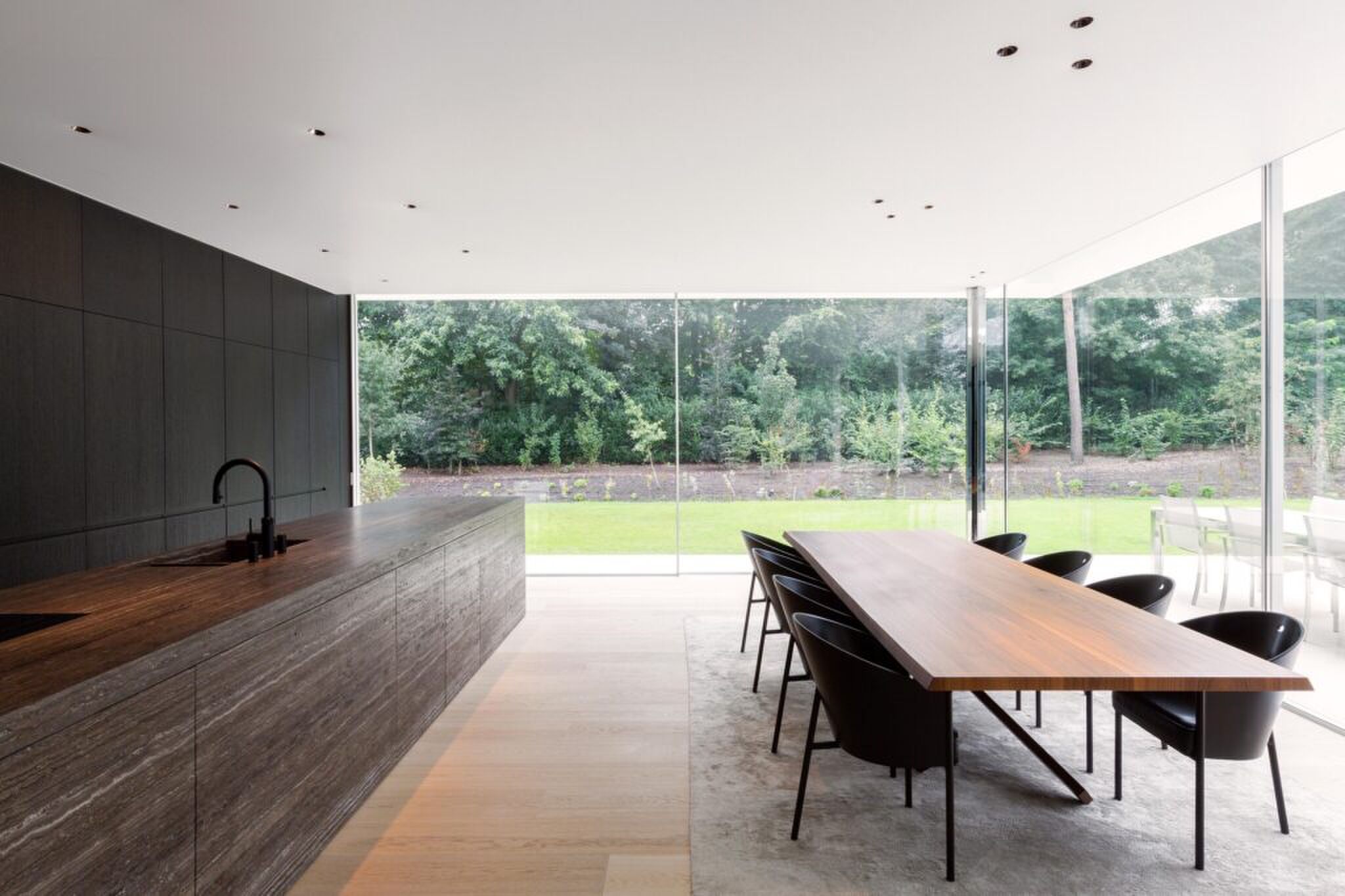 De keuken en eetkamer met uitzicht op de tuin.