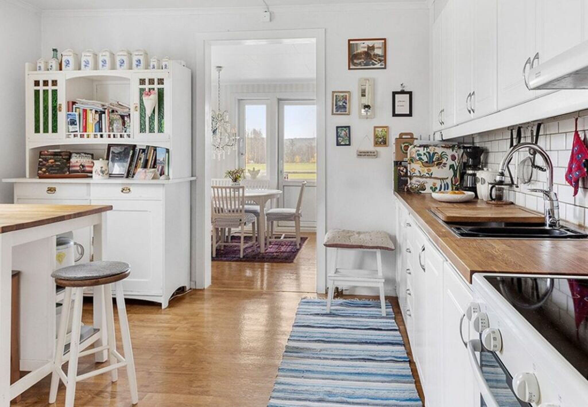 De keuken en eetruimte.