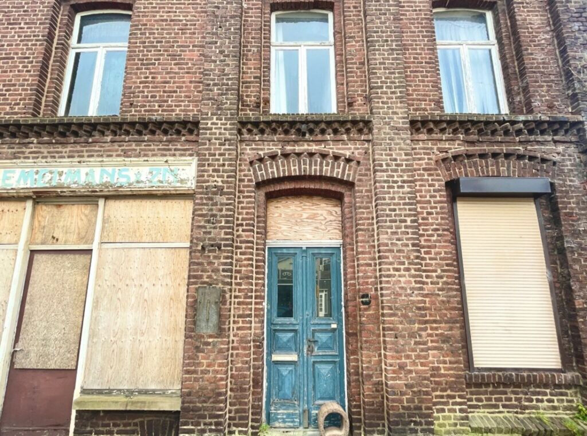 De gevel van de spotgoedkope woning.