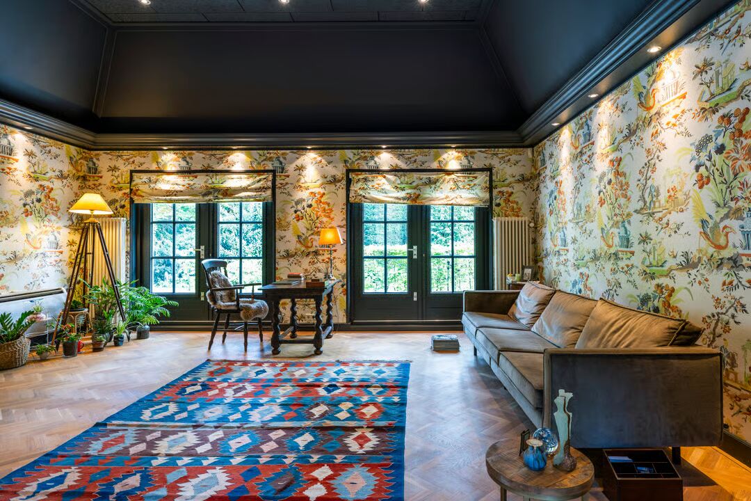 Een zitkamer in de villa van Chaiza Mourali
