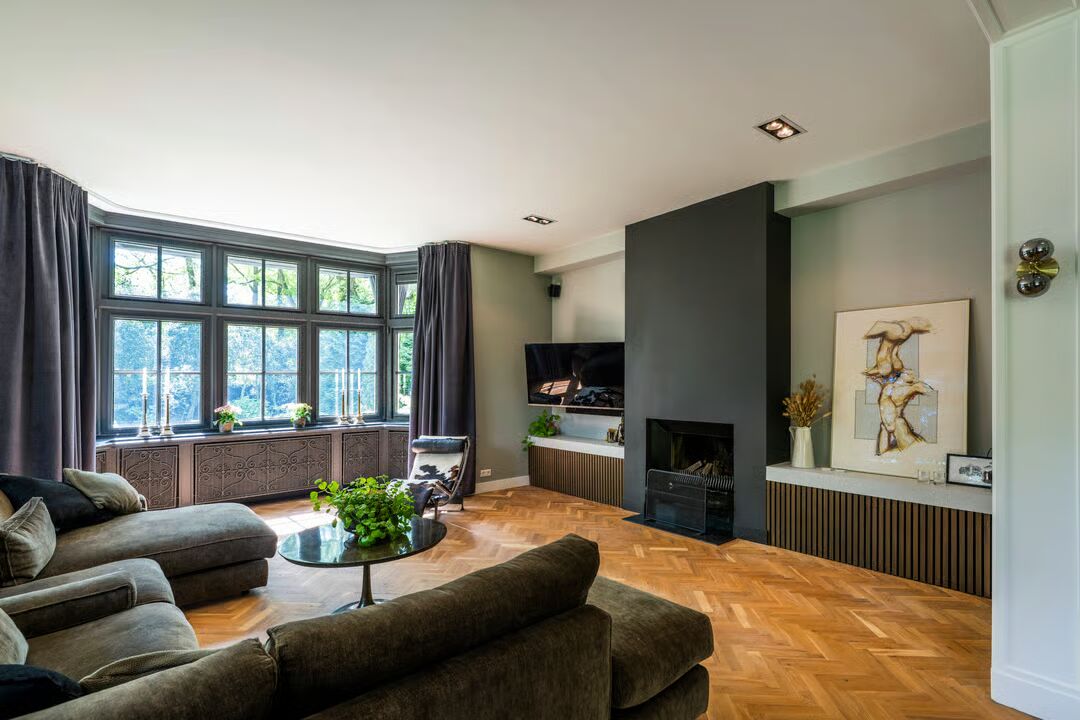 De woonkamer van de villa van Chaiza Mourali