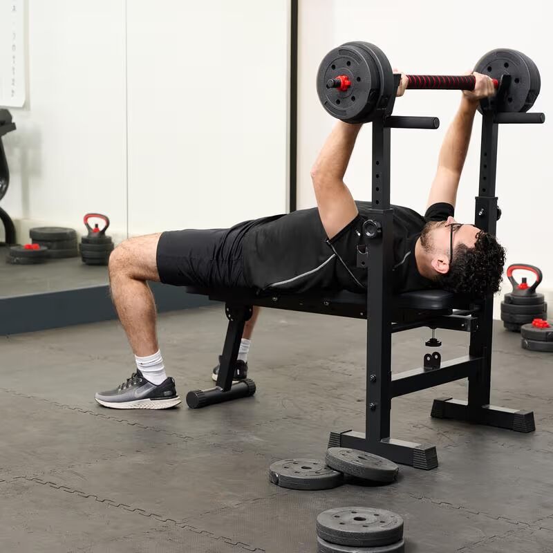 Man is aan het trainen op Action halterbank