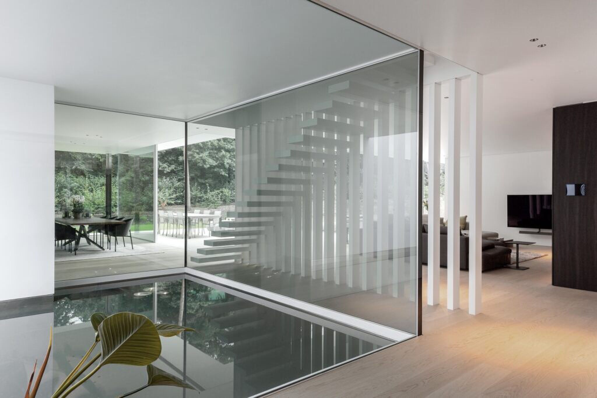 De zwevende trap en het binnenzwembad.