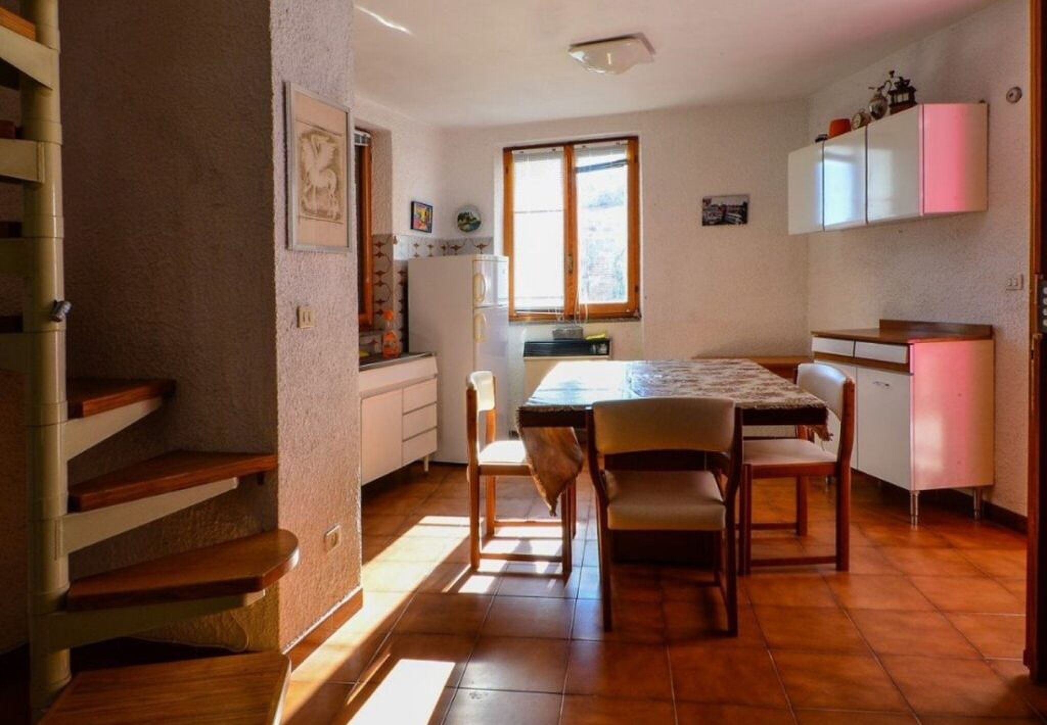 De eetkamer en keuken.